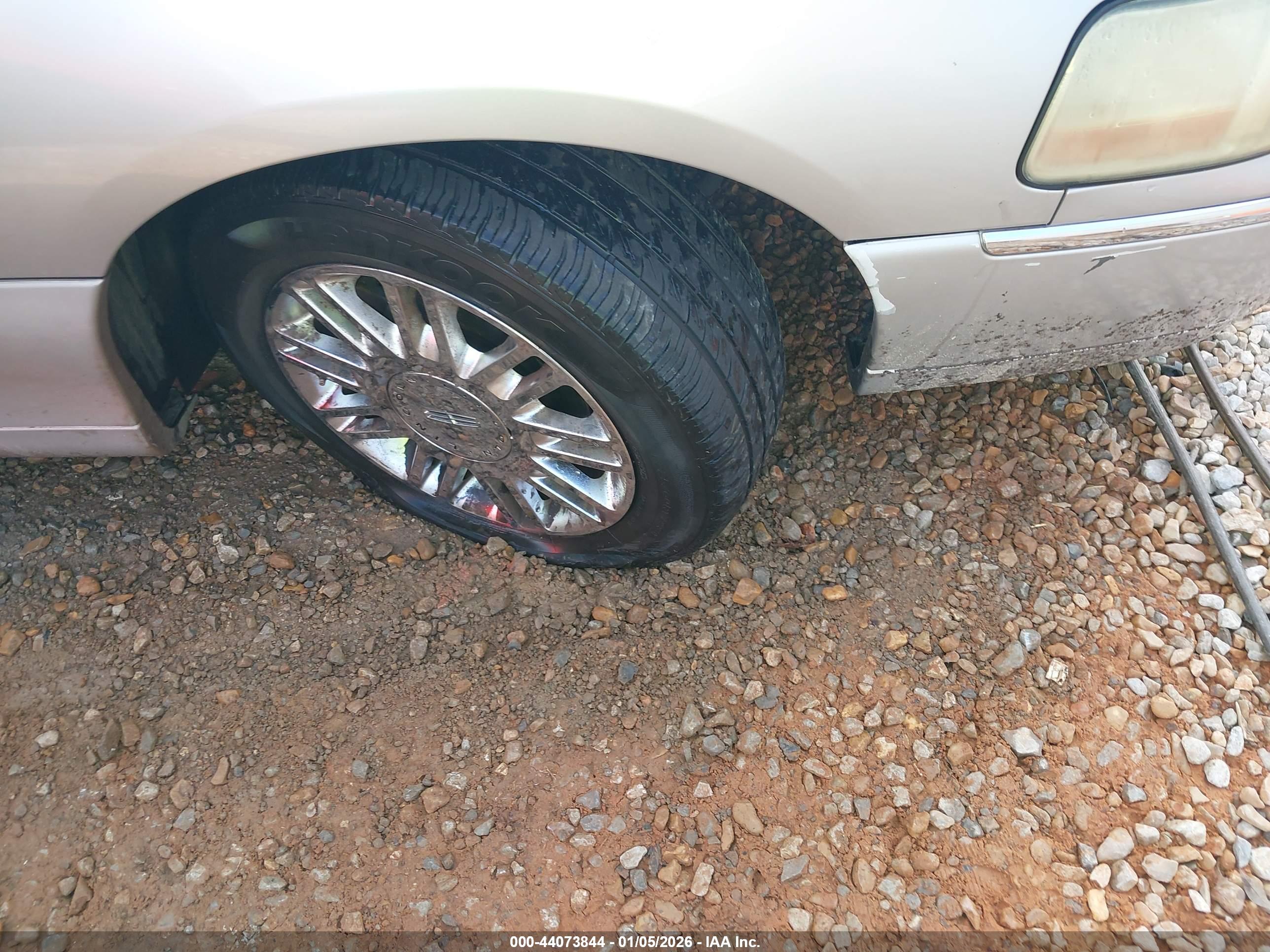LINCOLN TOWN image 6