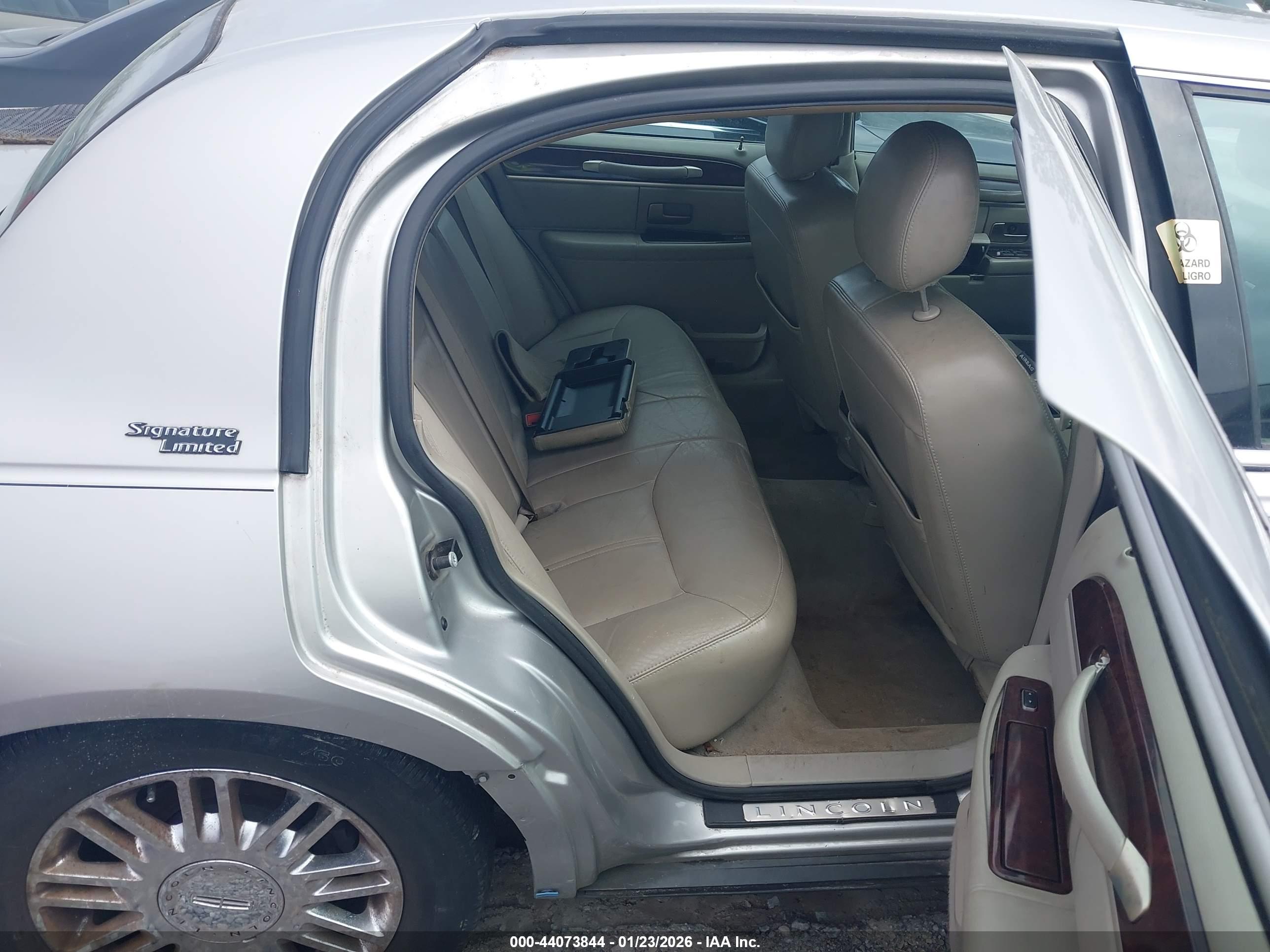 LINCOLN TOWN image 8