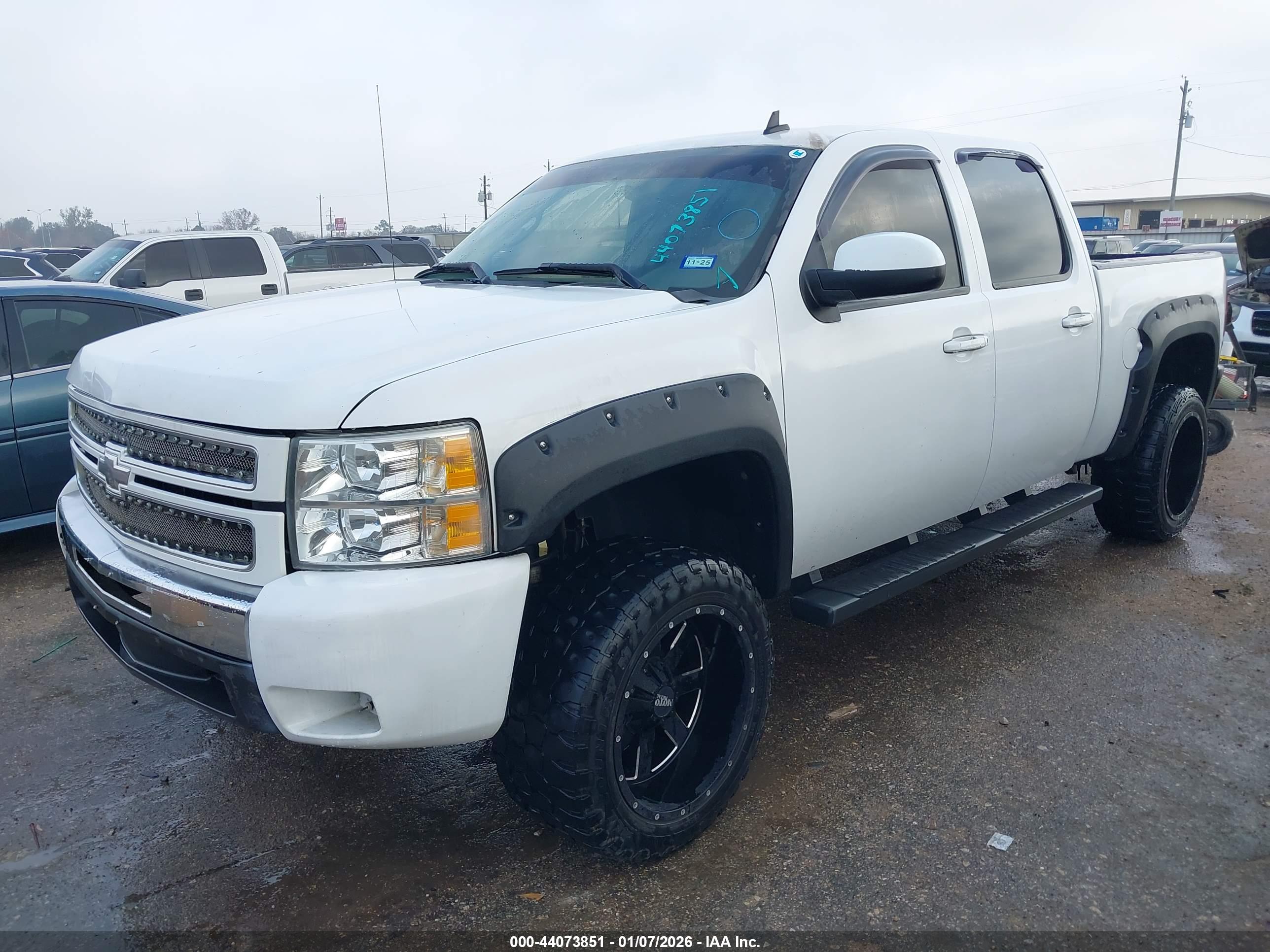 CHEVROLET SILVERADO image 2