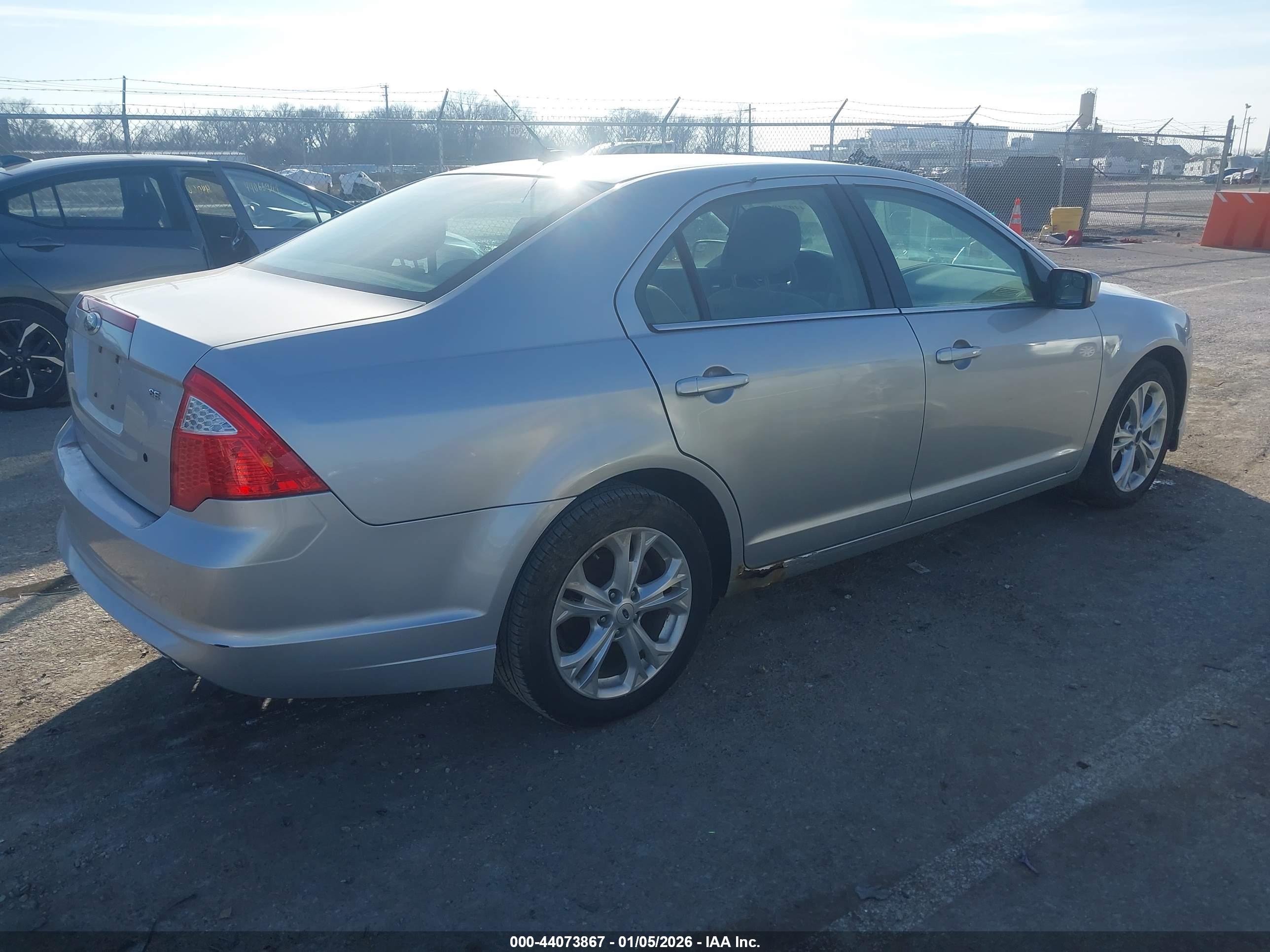 FORD FUSION image 4