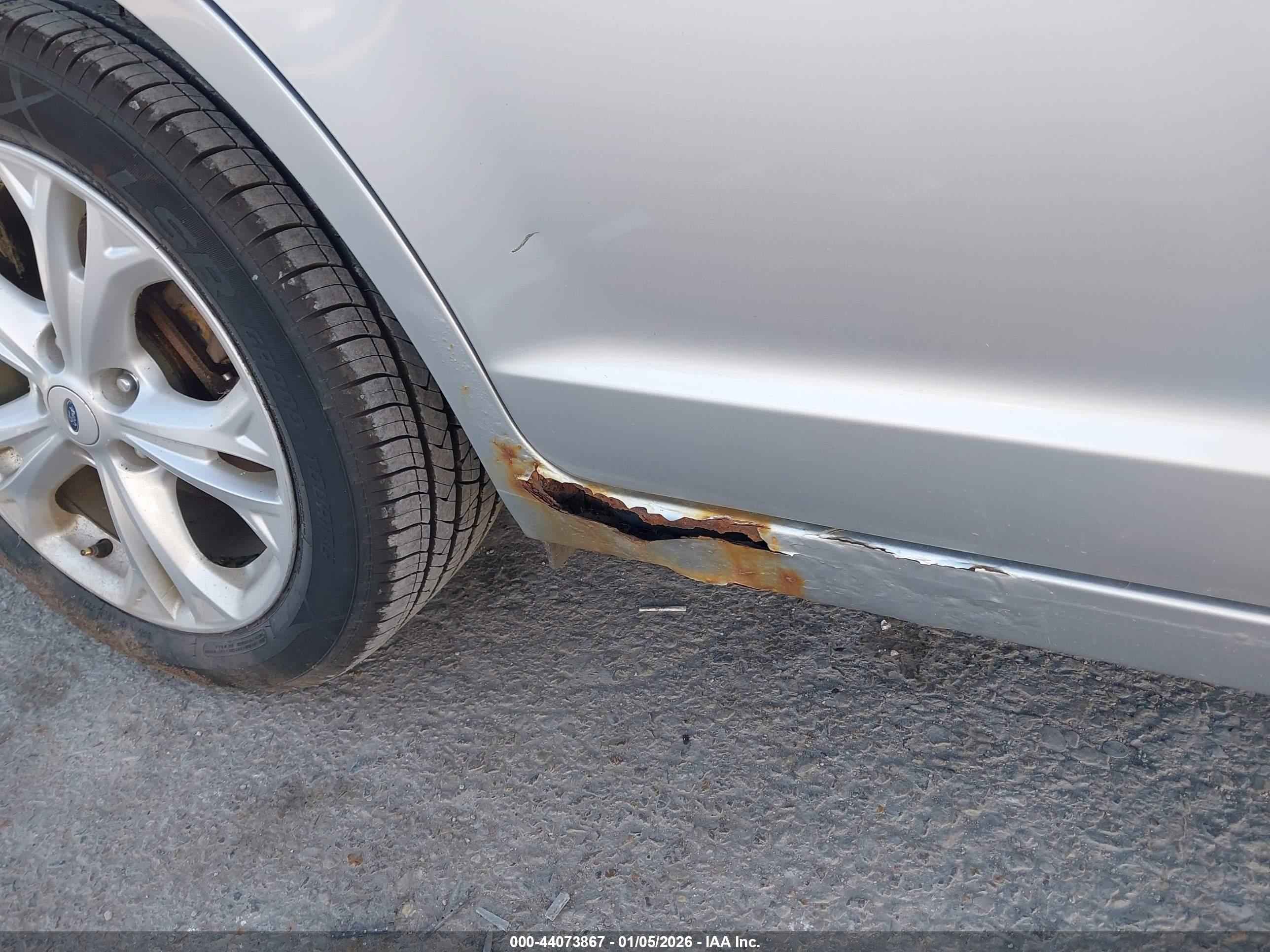 FORD FUSION image 6
