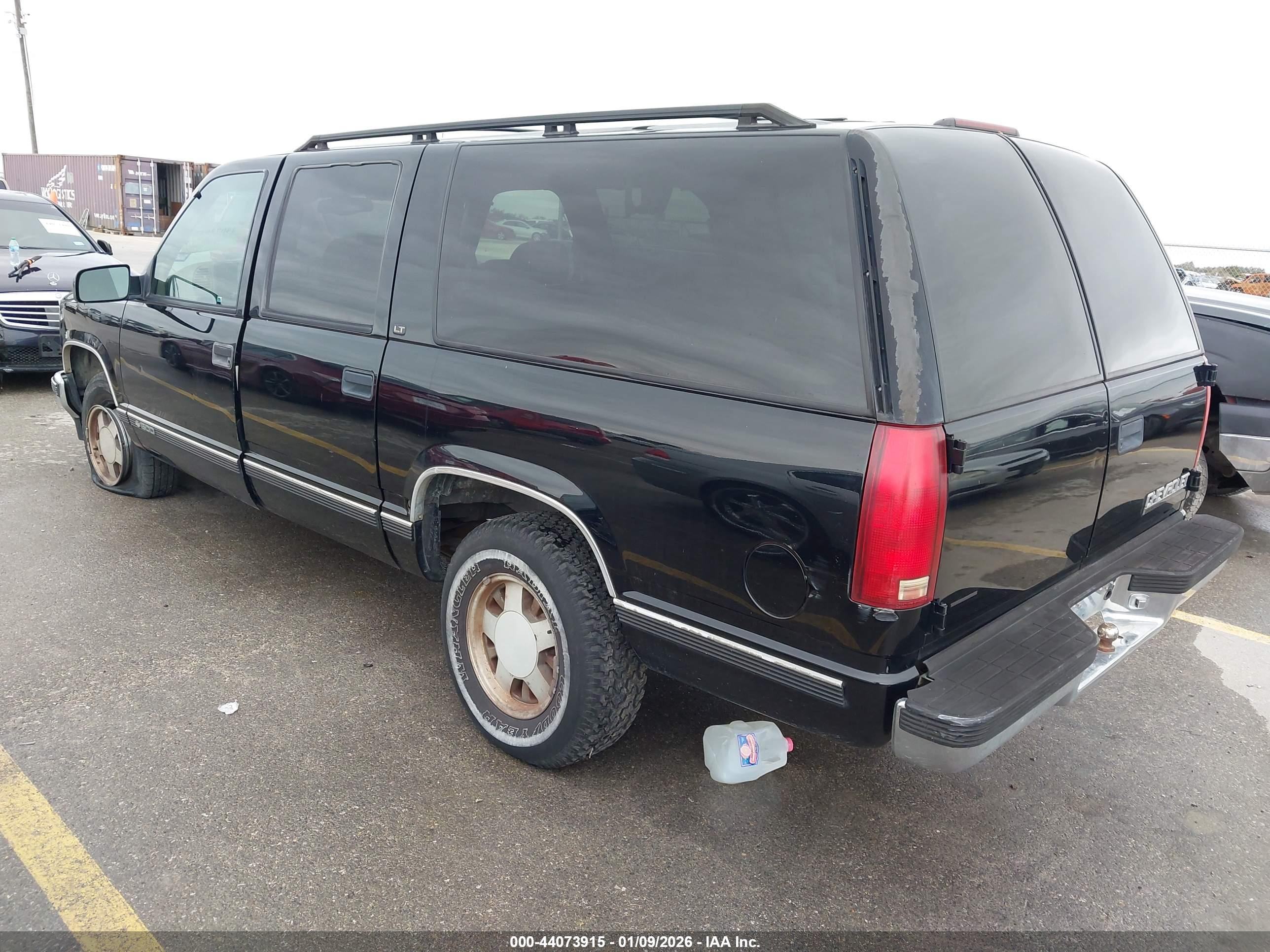 CHEVROLET SUBURBAN image 3