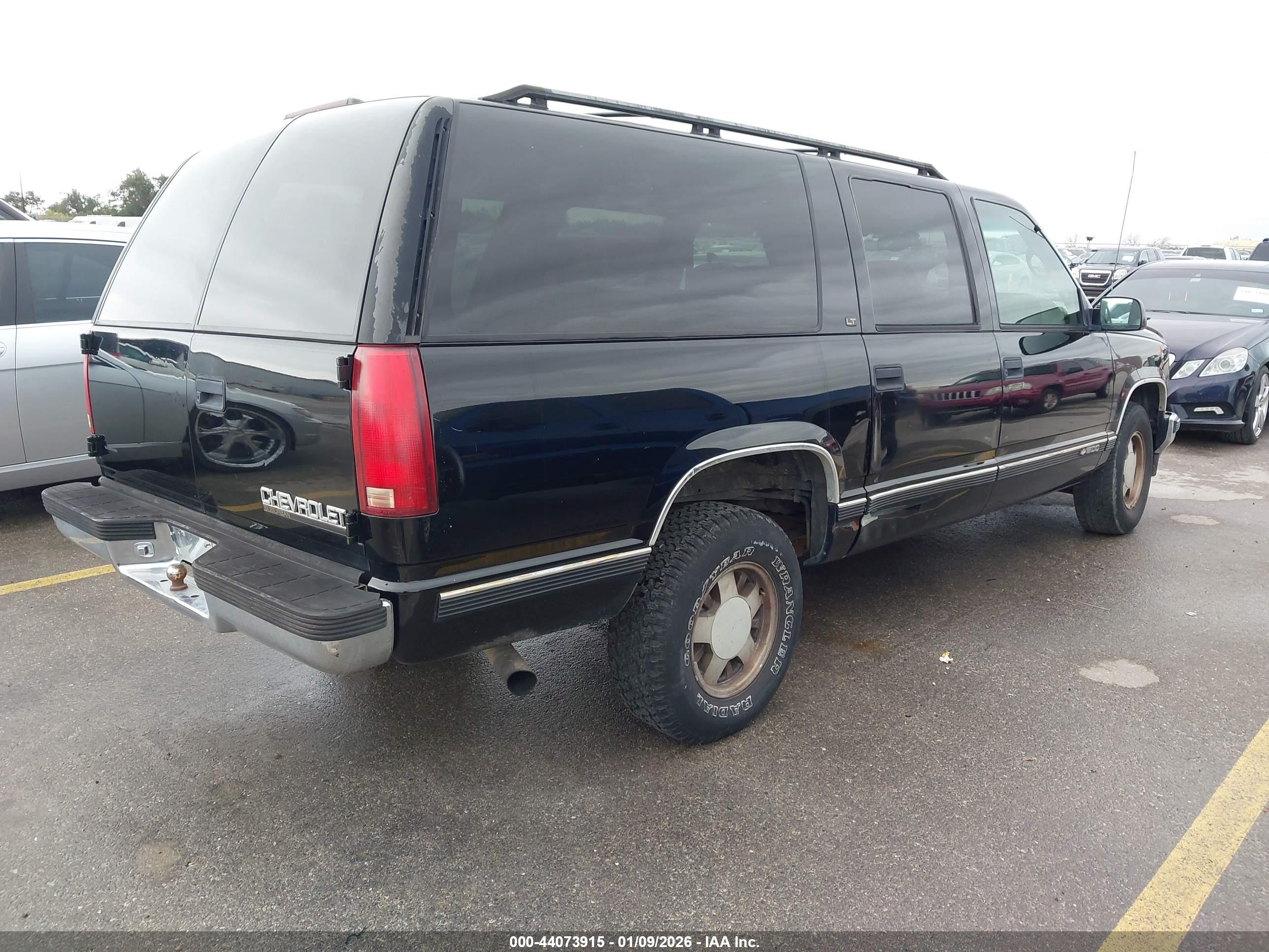 CHEVROLET SUBURBAN image 4