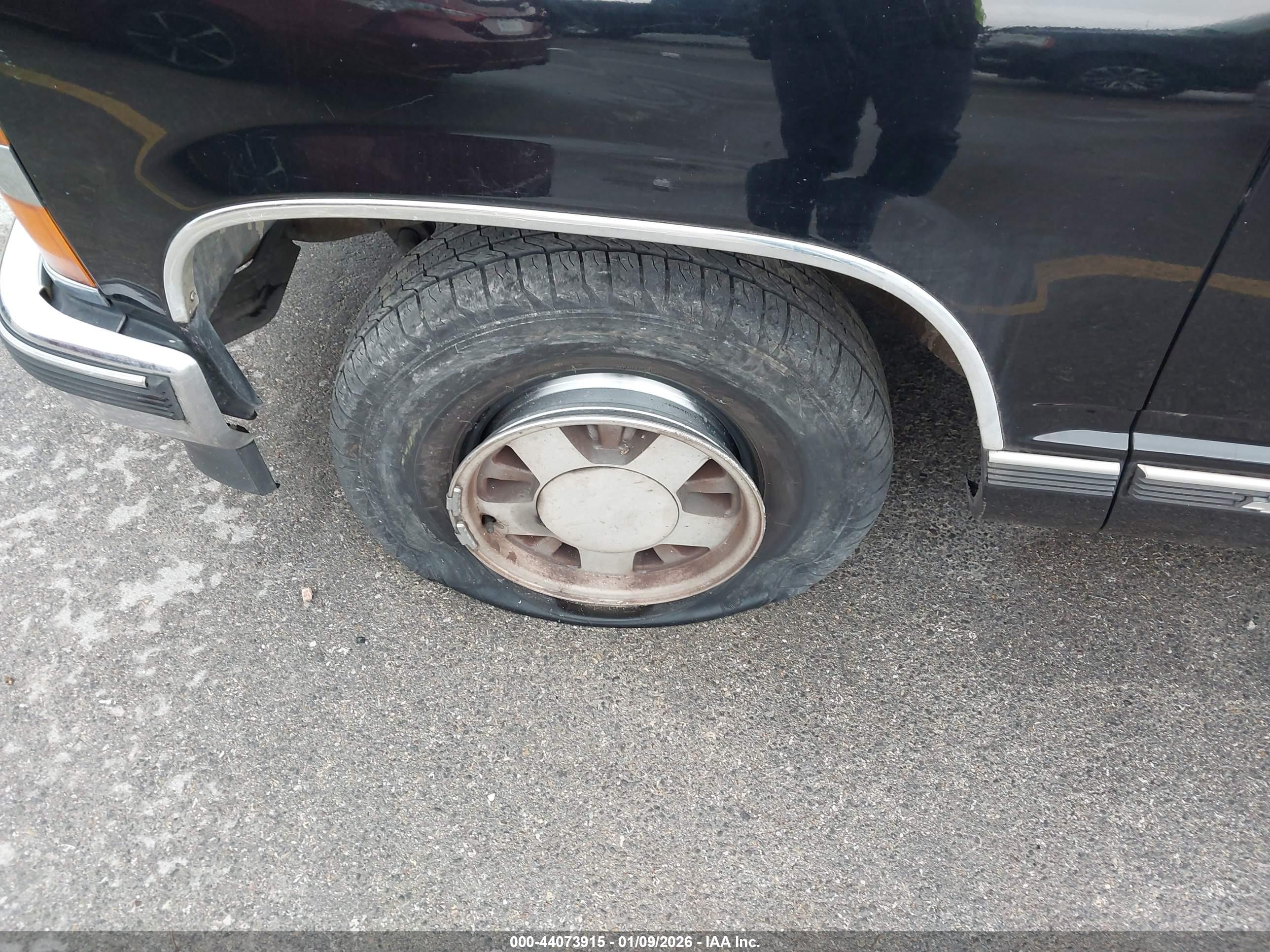 CHEVROLET SUBURBAN image 6