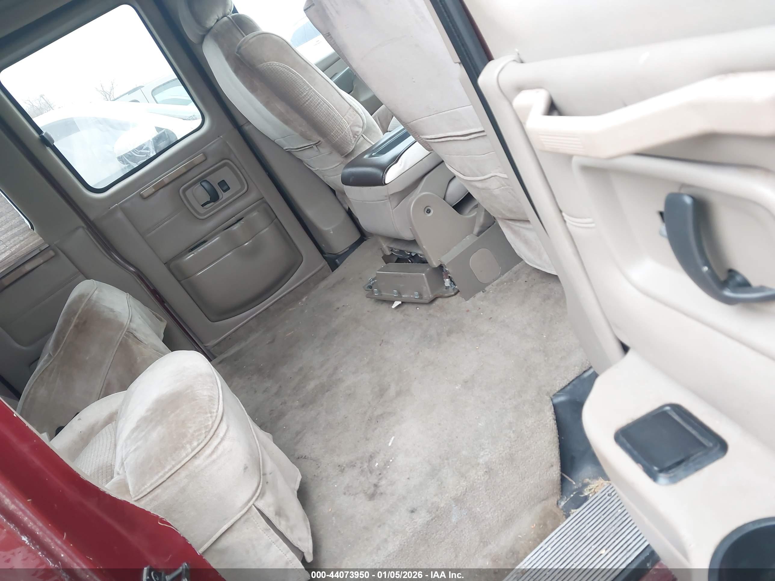 GMC SAVANA image 8