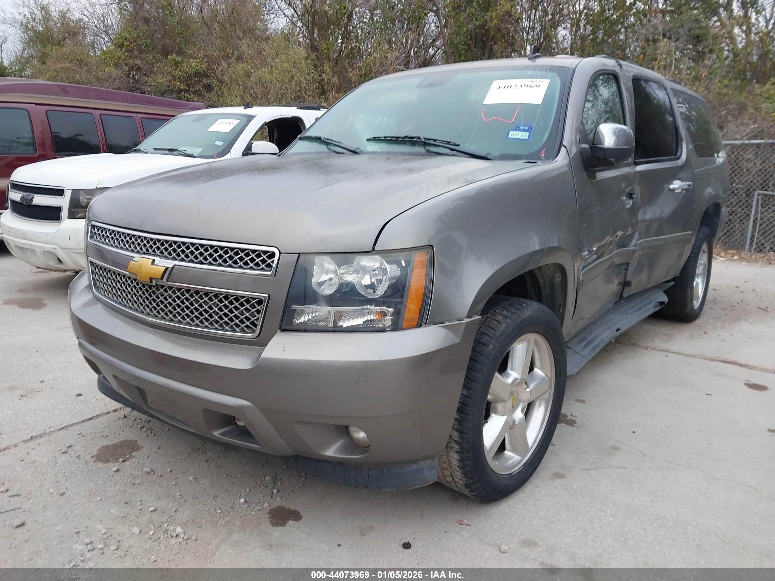 CHEVROLET SUBURBAN image 2