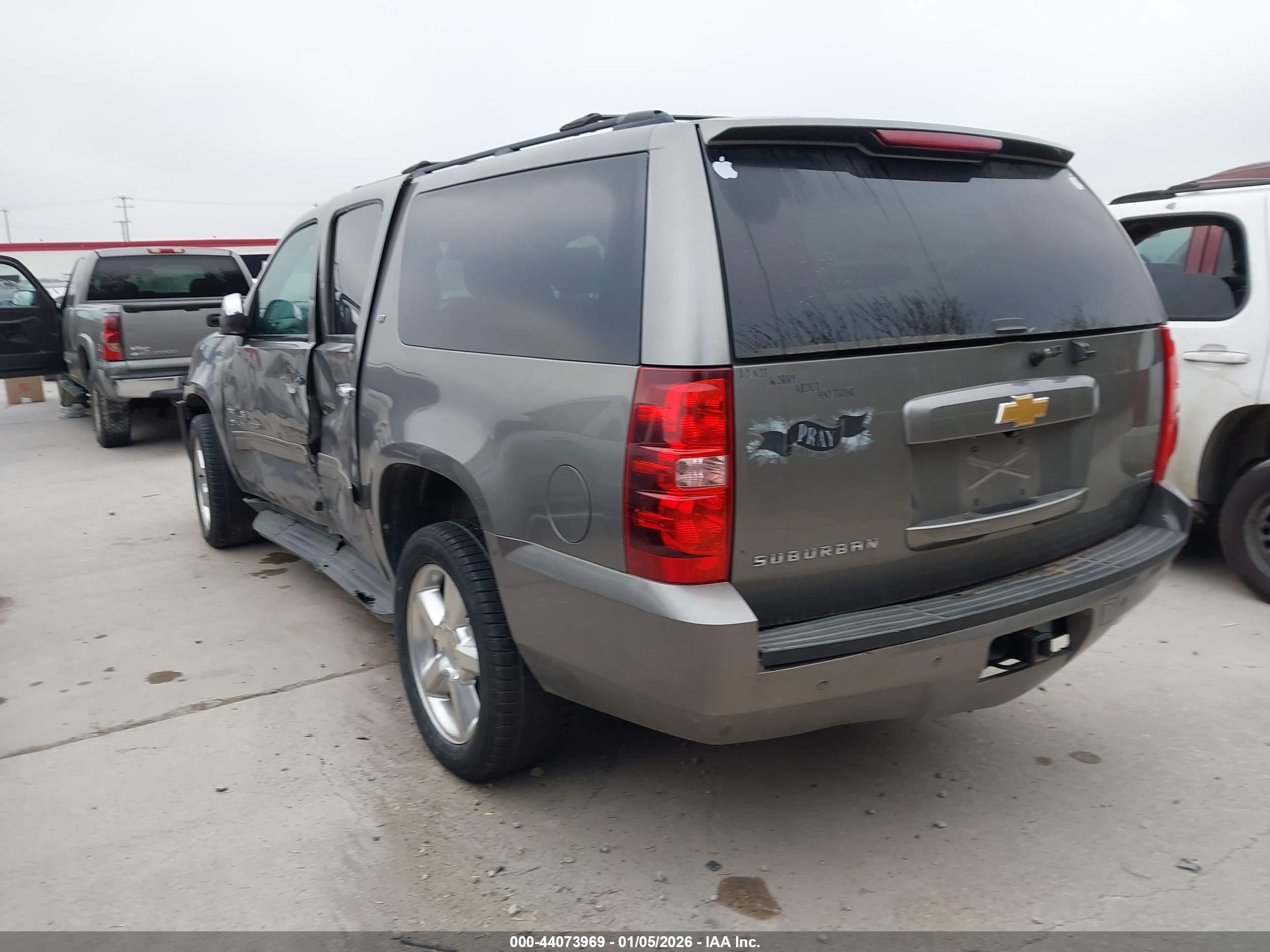 CHEVROLET SUBURBAN image 3