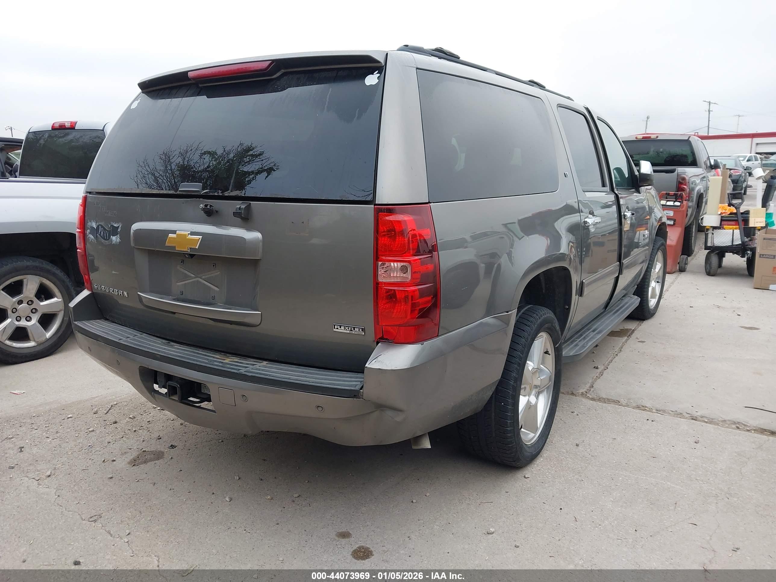 CHEVROLET SUBURBAN image 4
