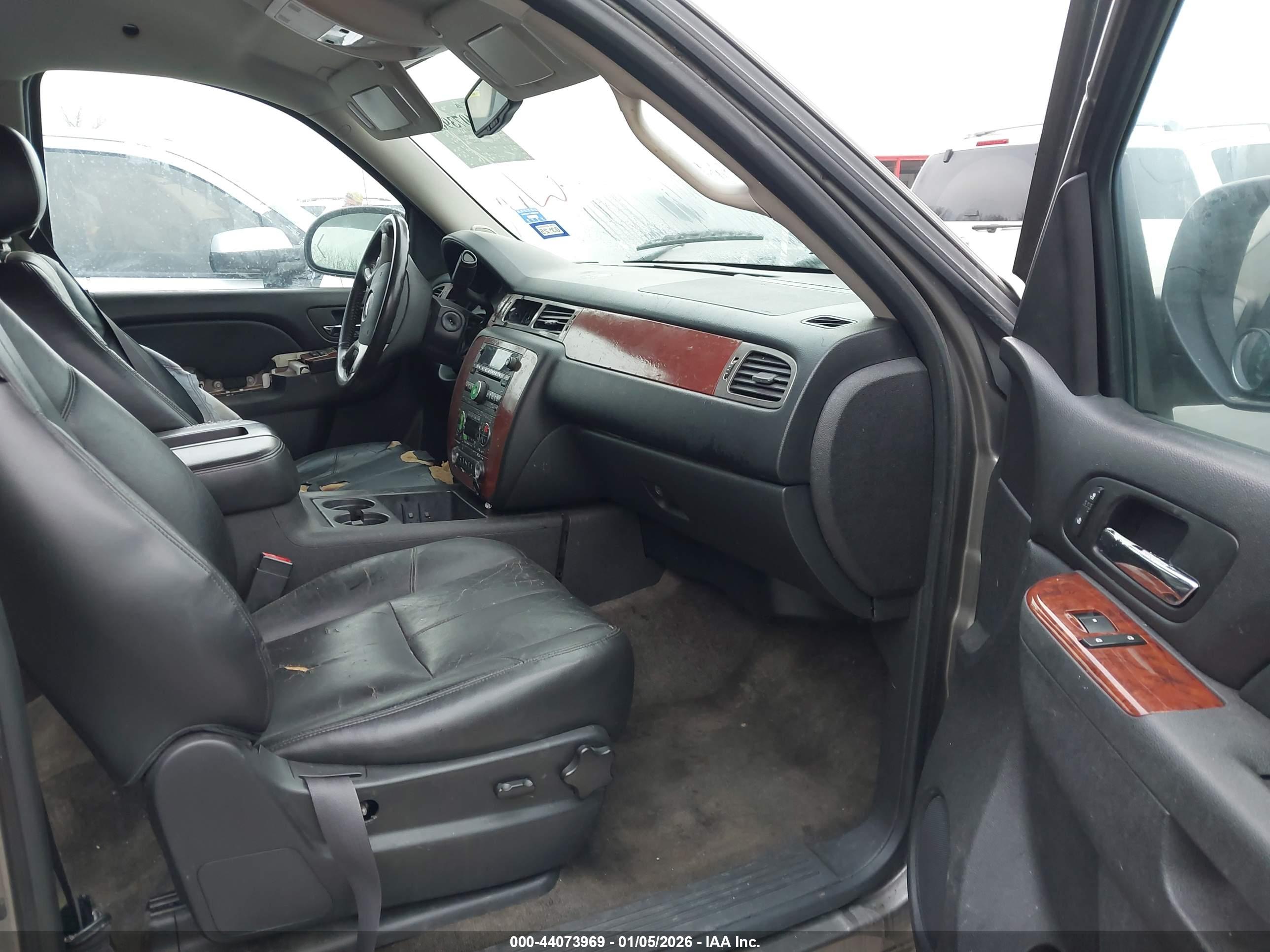 CHEVROLET SUBURBAN image 5