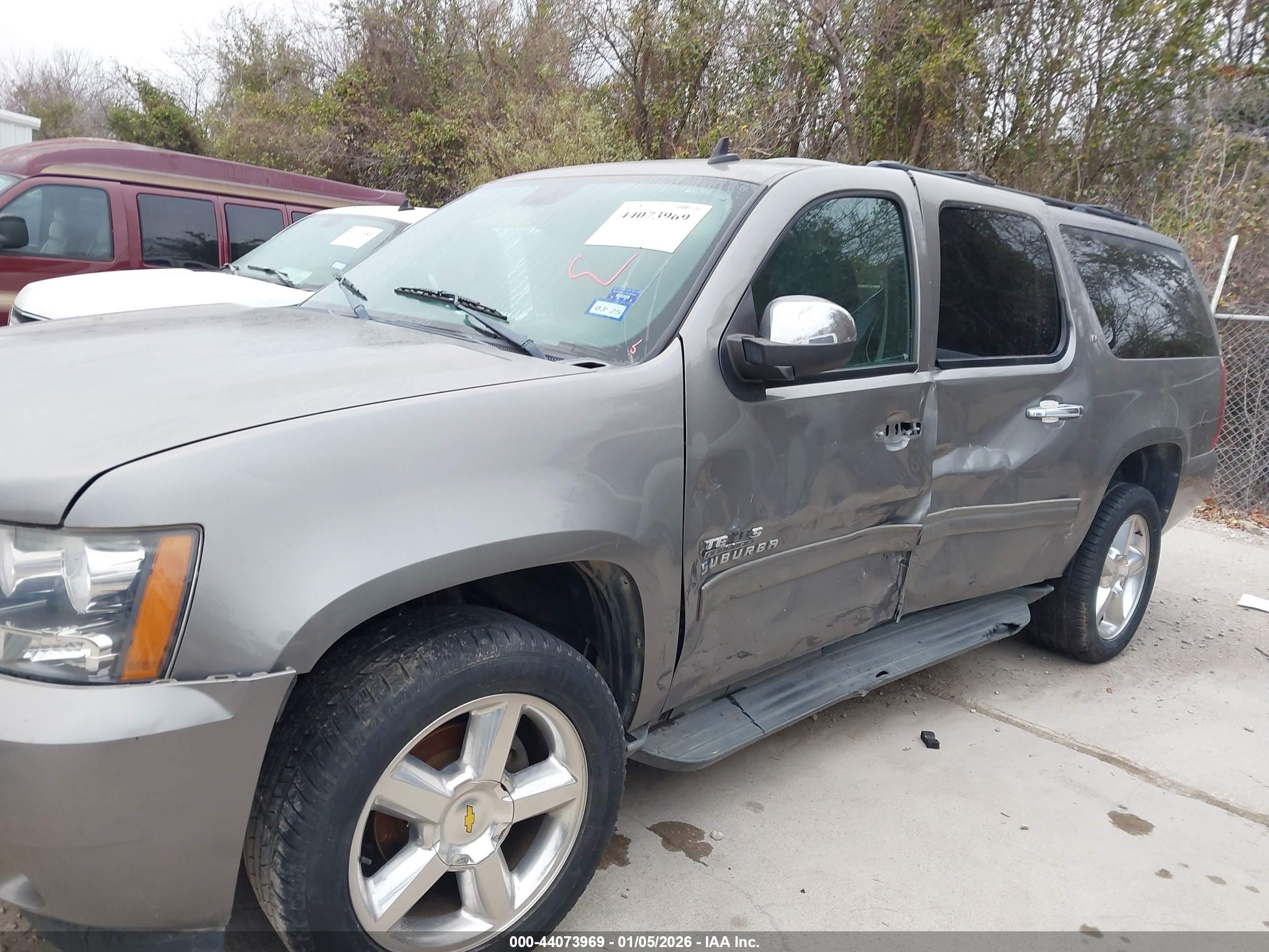 CHEVROLET SUBURBAN image 6