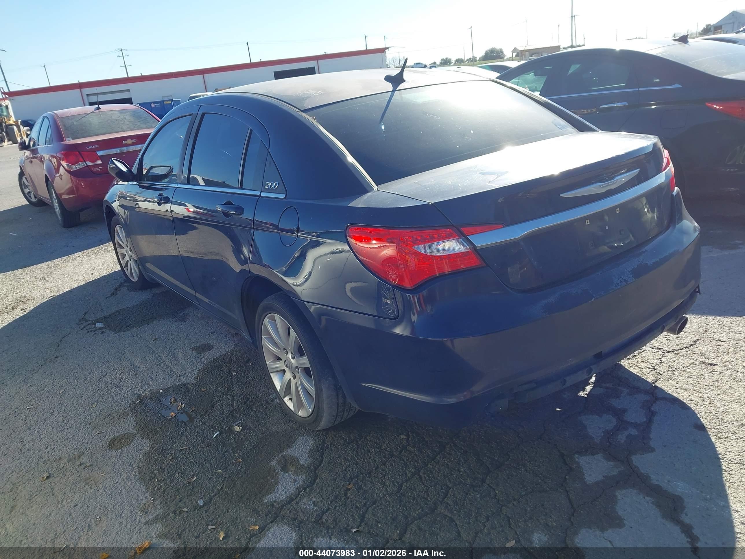 CHRYSLER 200 image 3