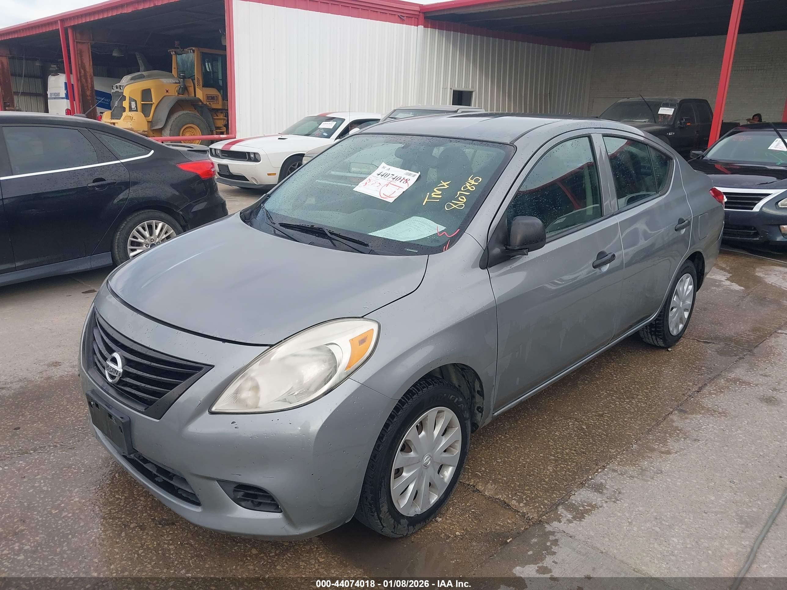 NISSAN VERSA image 2