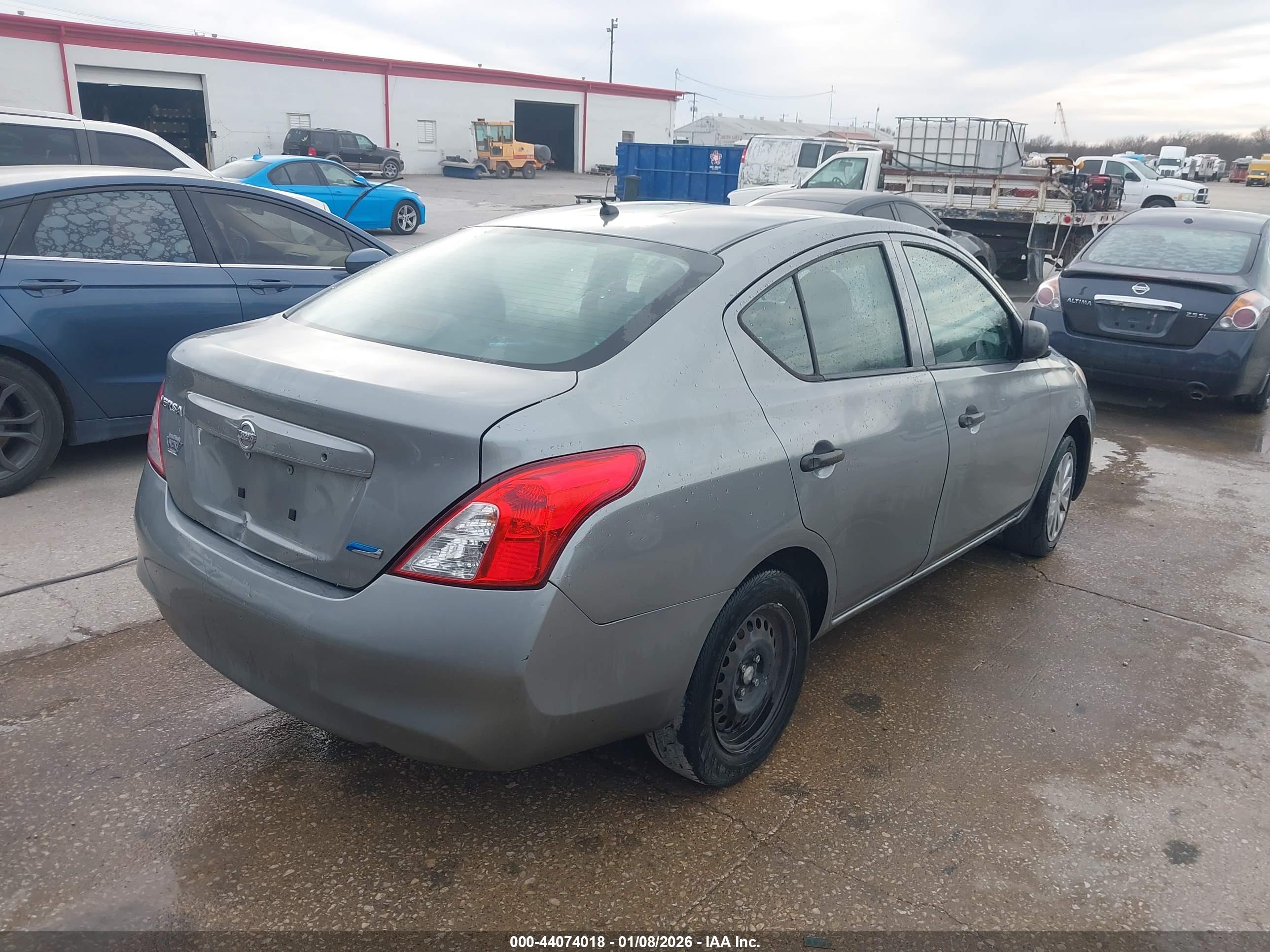 NISSAN VERSA image 4