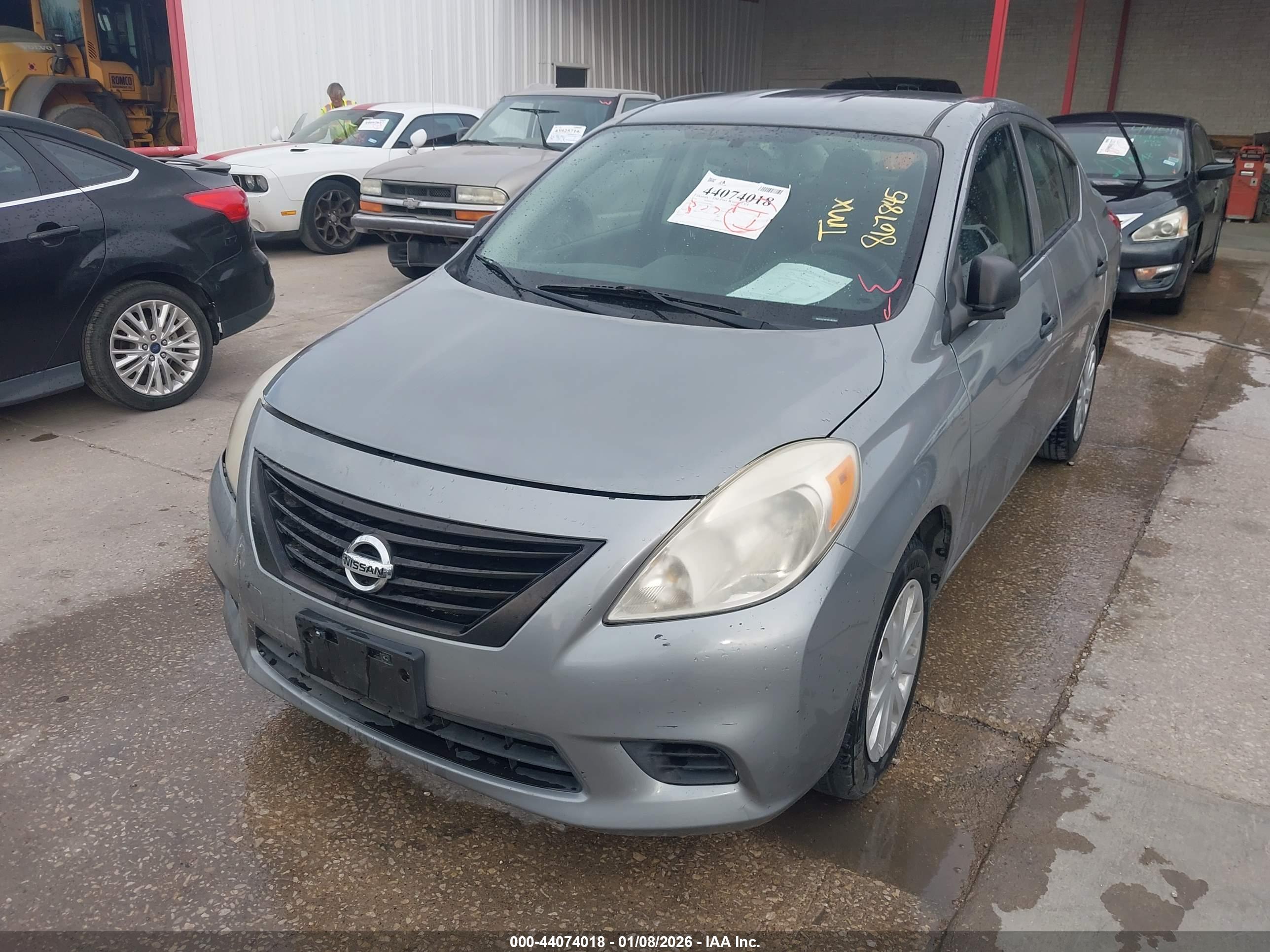 NISSAN VERSA image 6