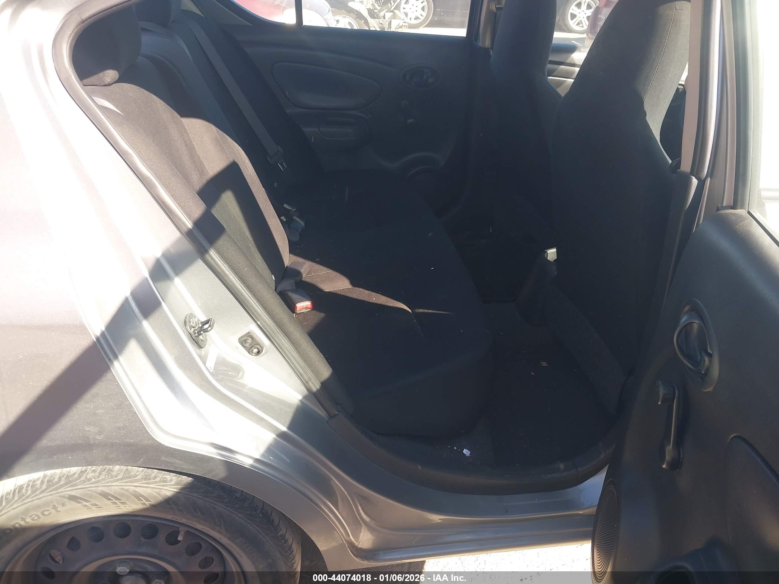 NISSAN VERSA image 8
