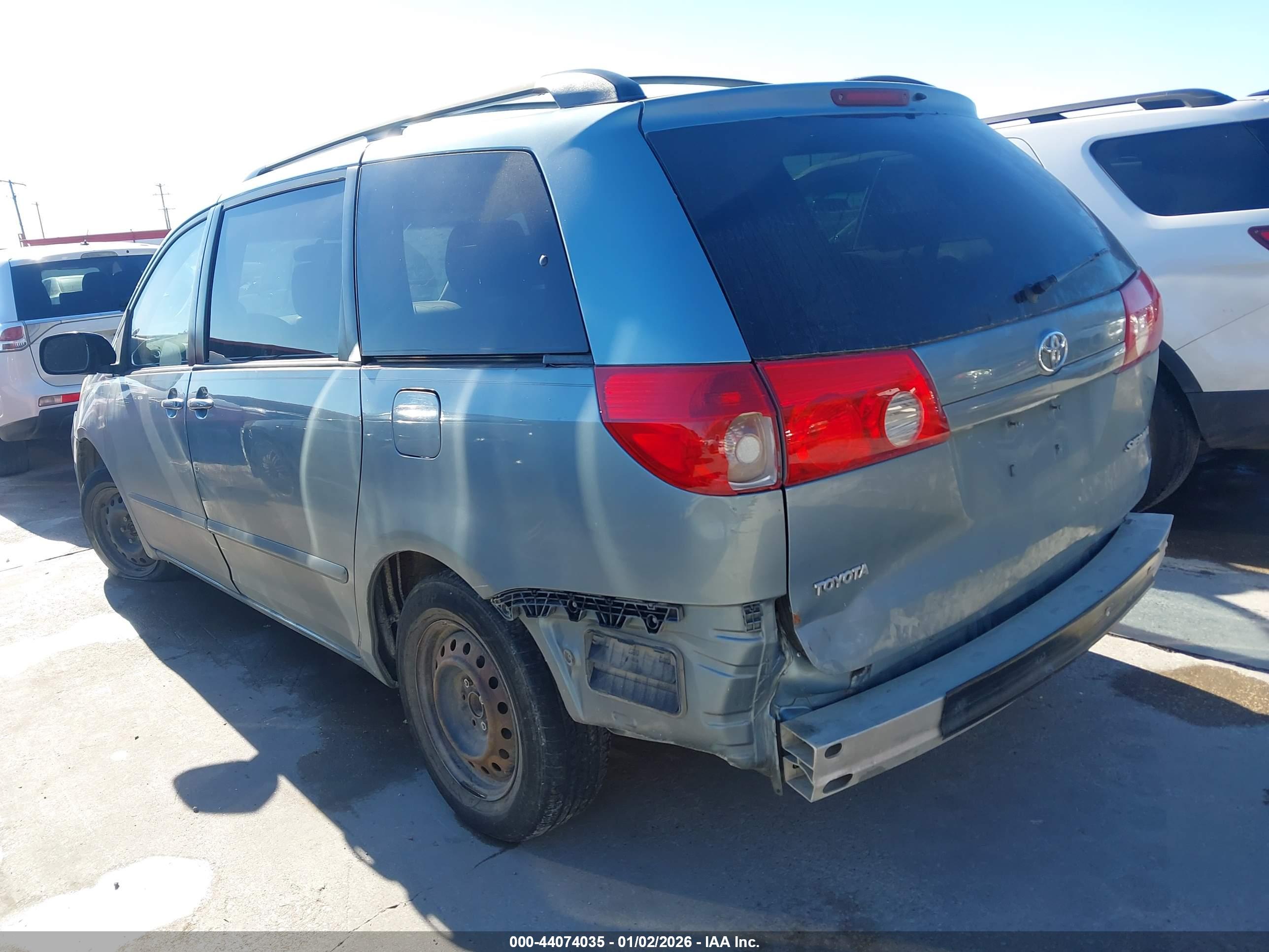 TOYOTA SIENNA image 3