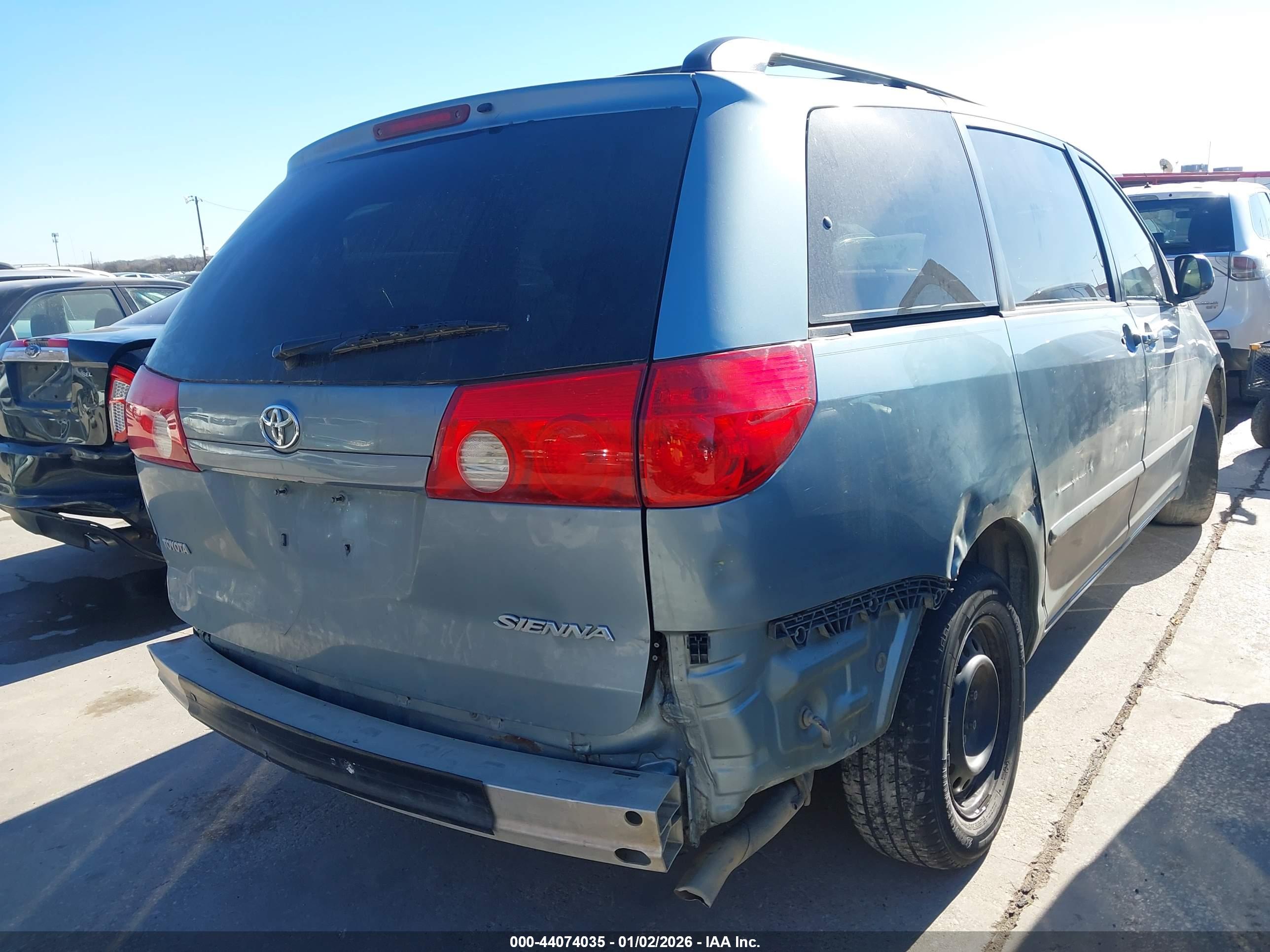 TOYOTA SIENNA image 4