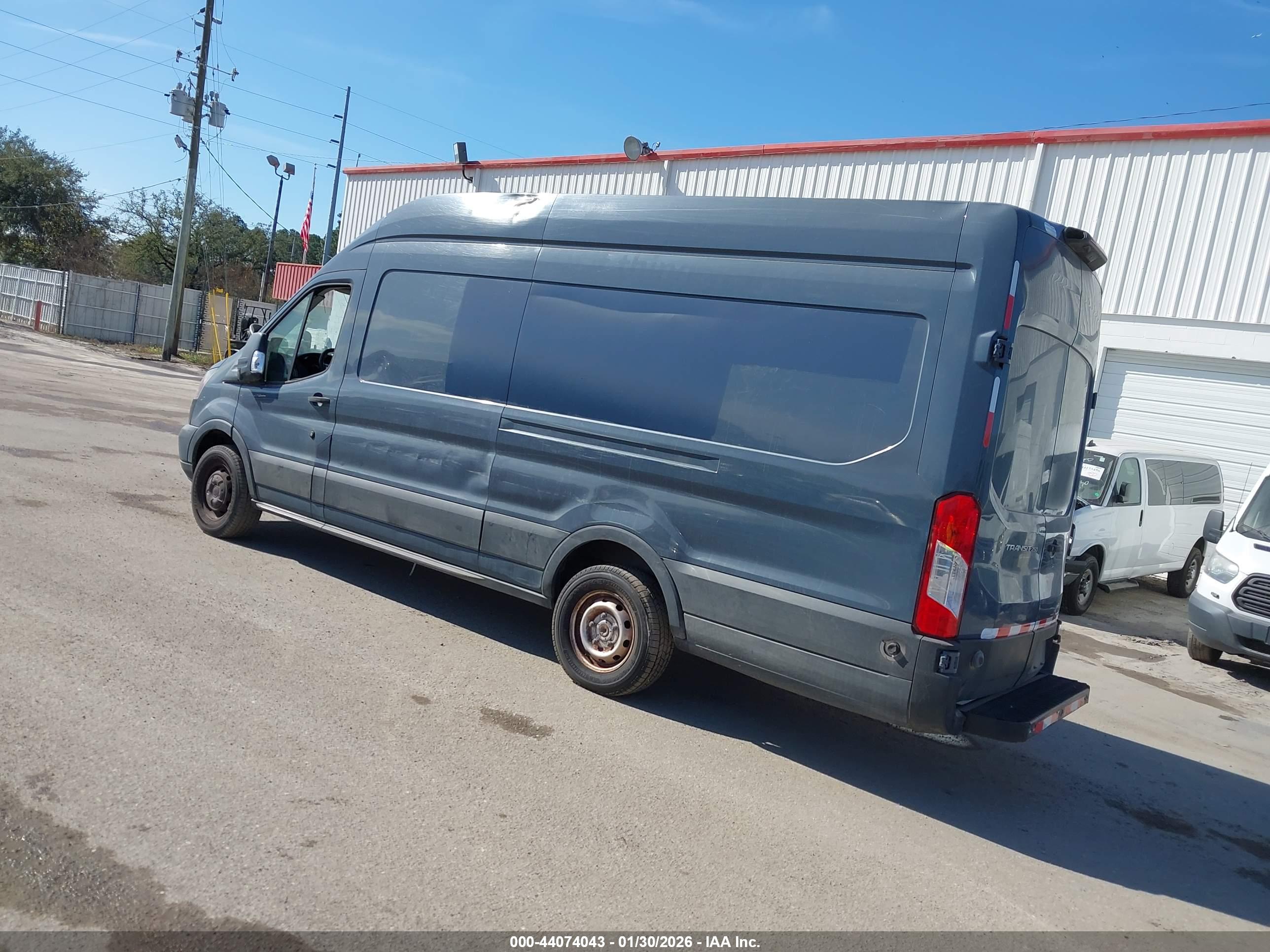 FORD TRANSIT-250 image 3