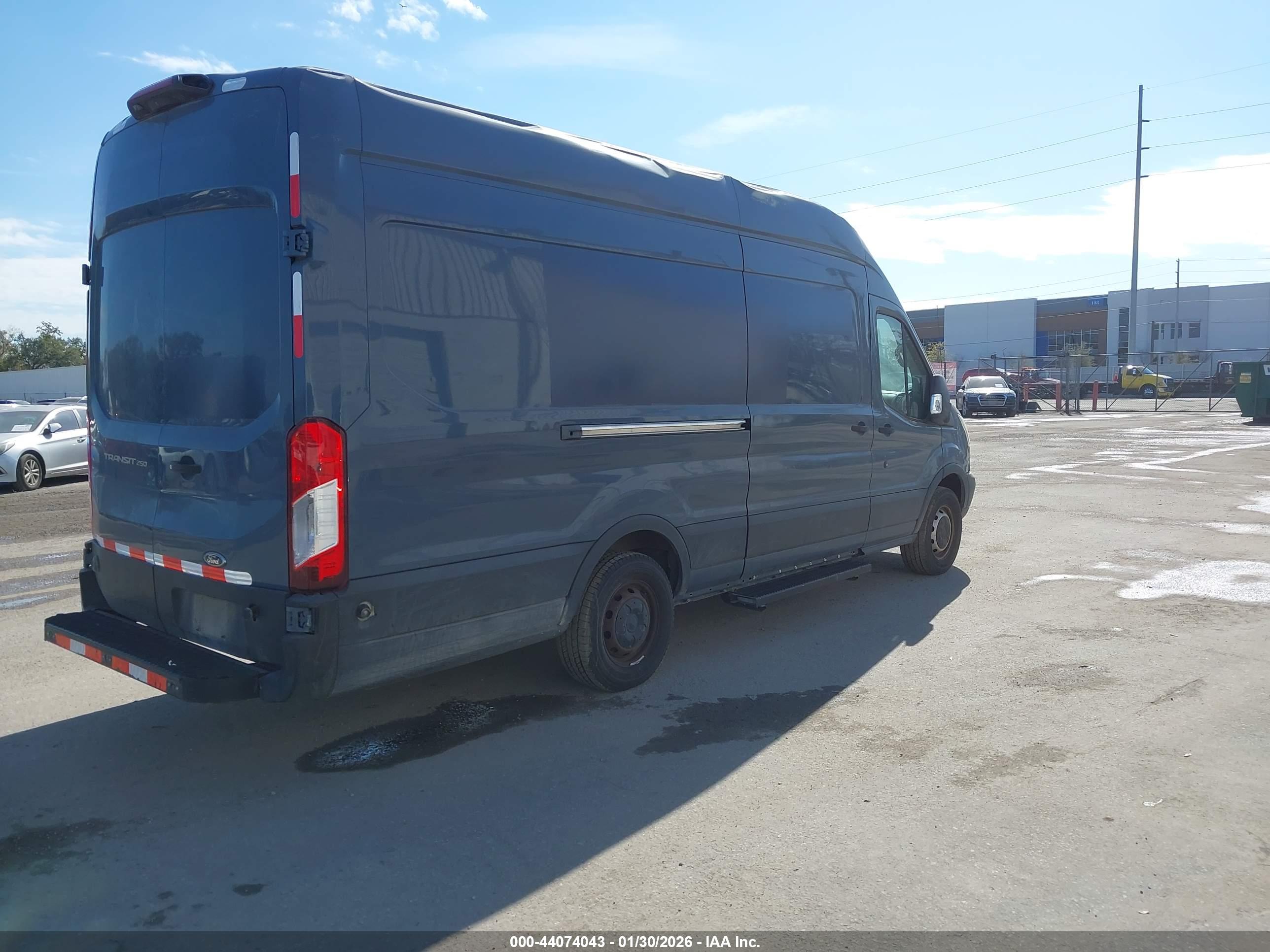 FORD TRANSIT-250 image 4
