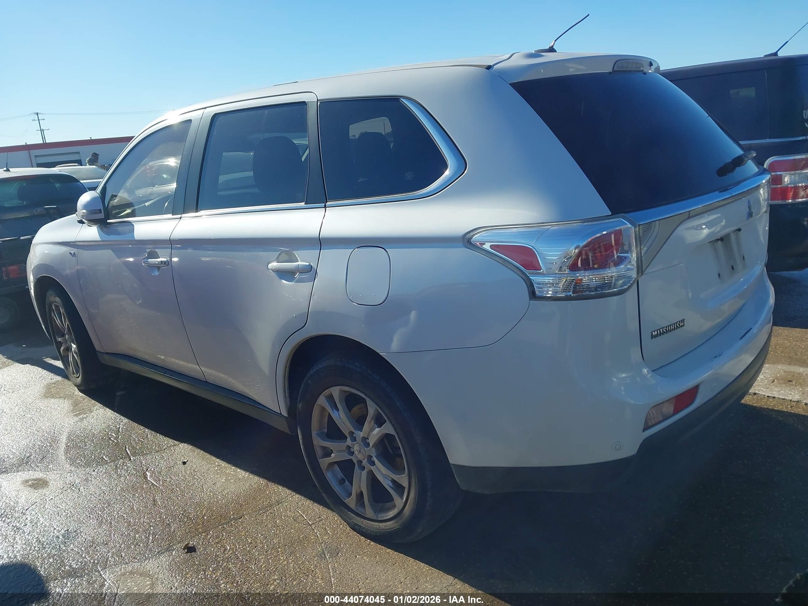 MITSUBISHI OUTLANDER image 3