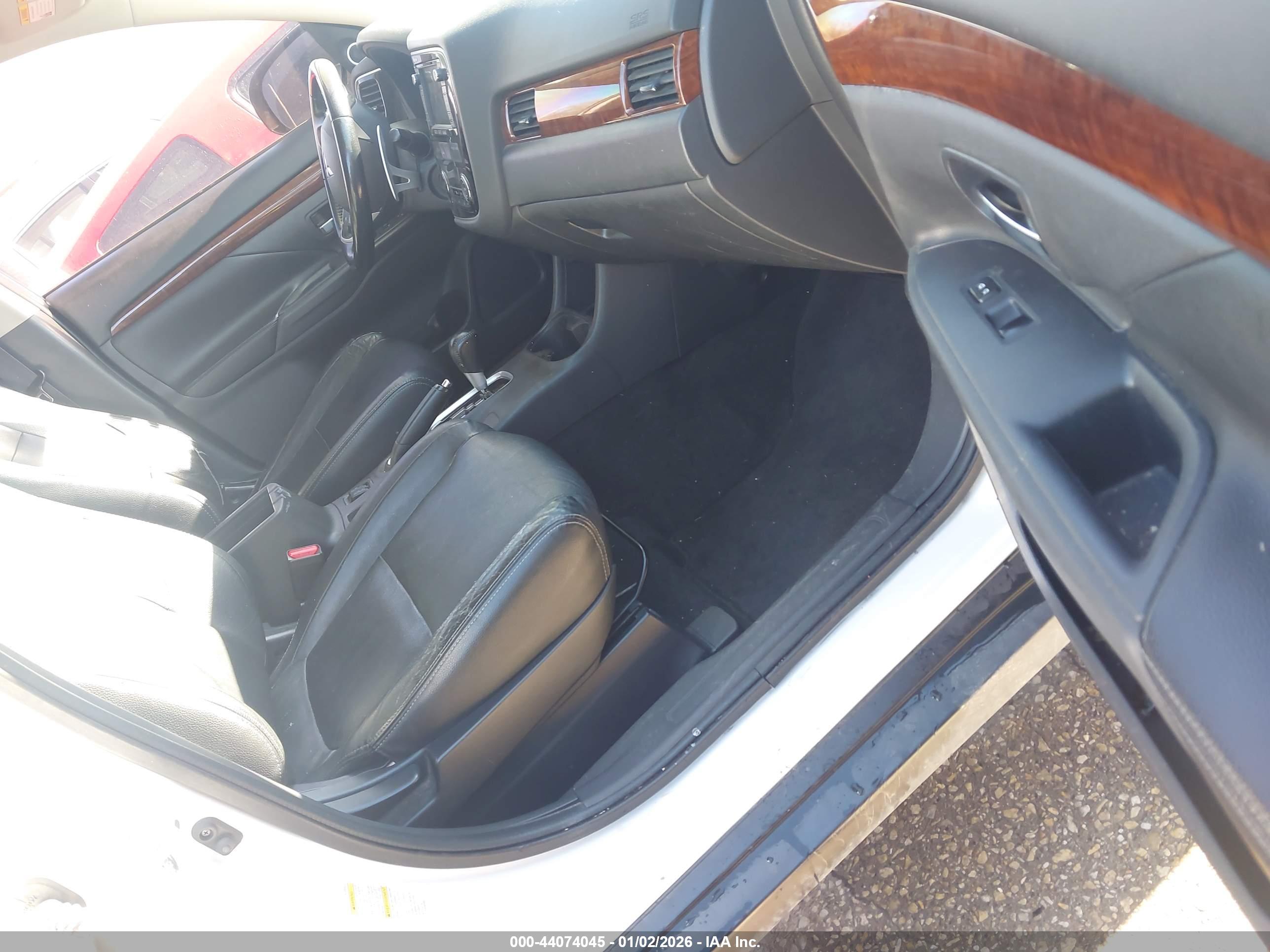 MITSUBISHI OUTLANDER image 5