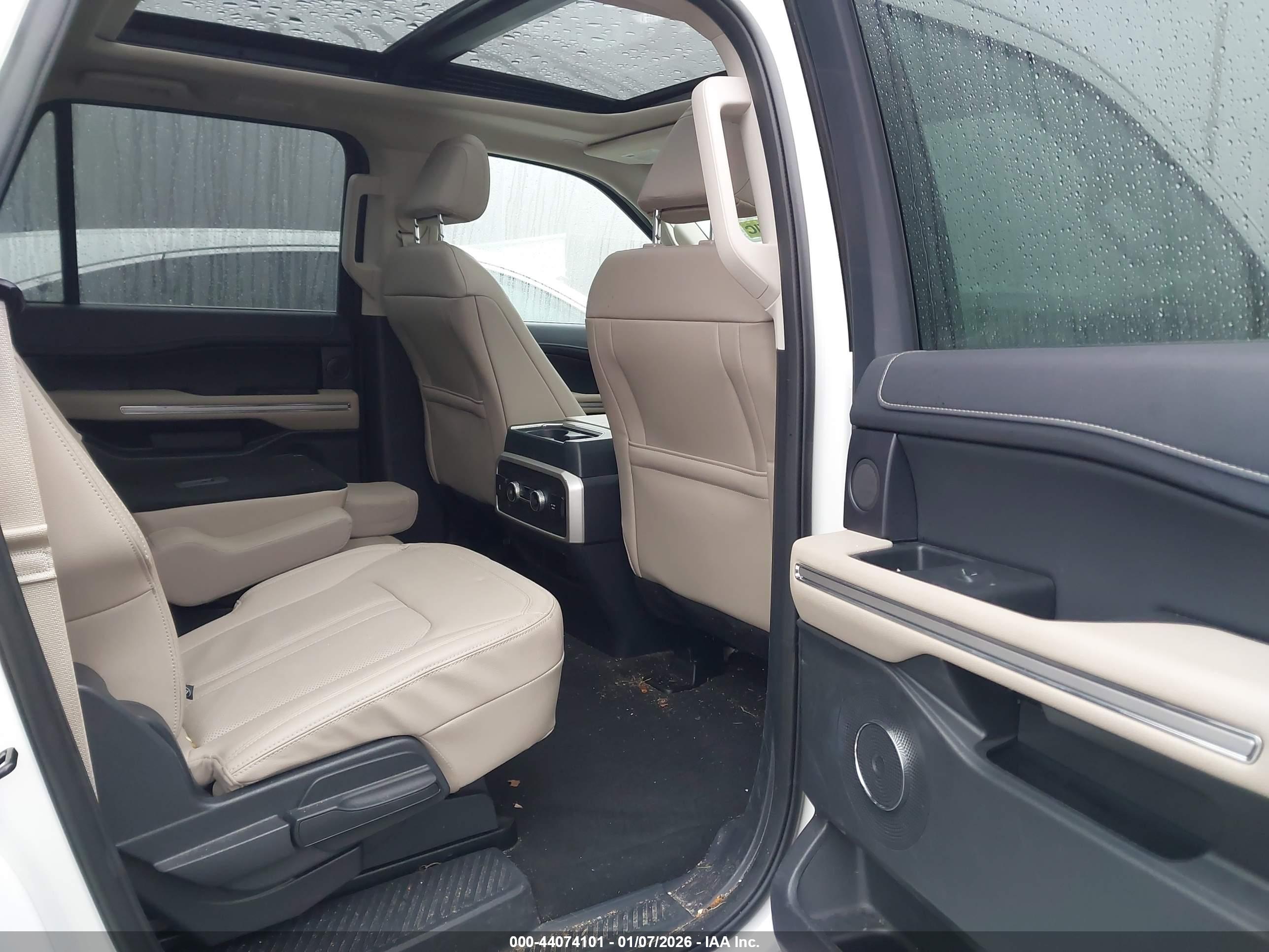 FORD EXPEDITION image 8