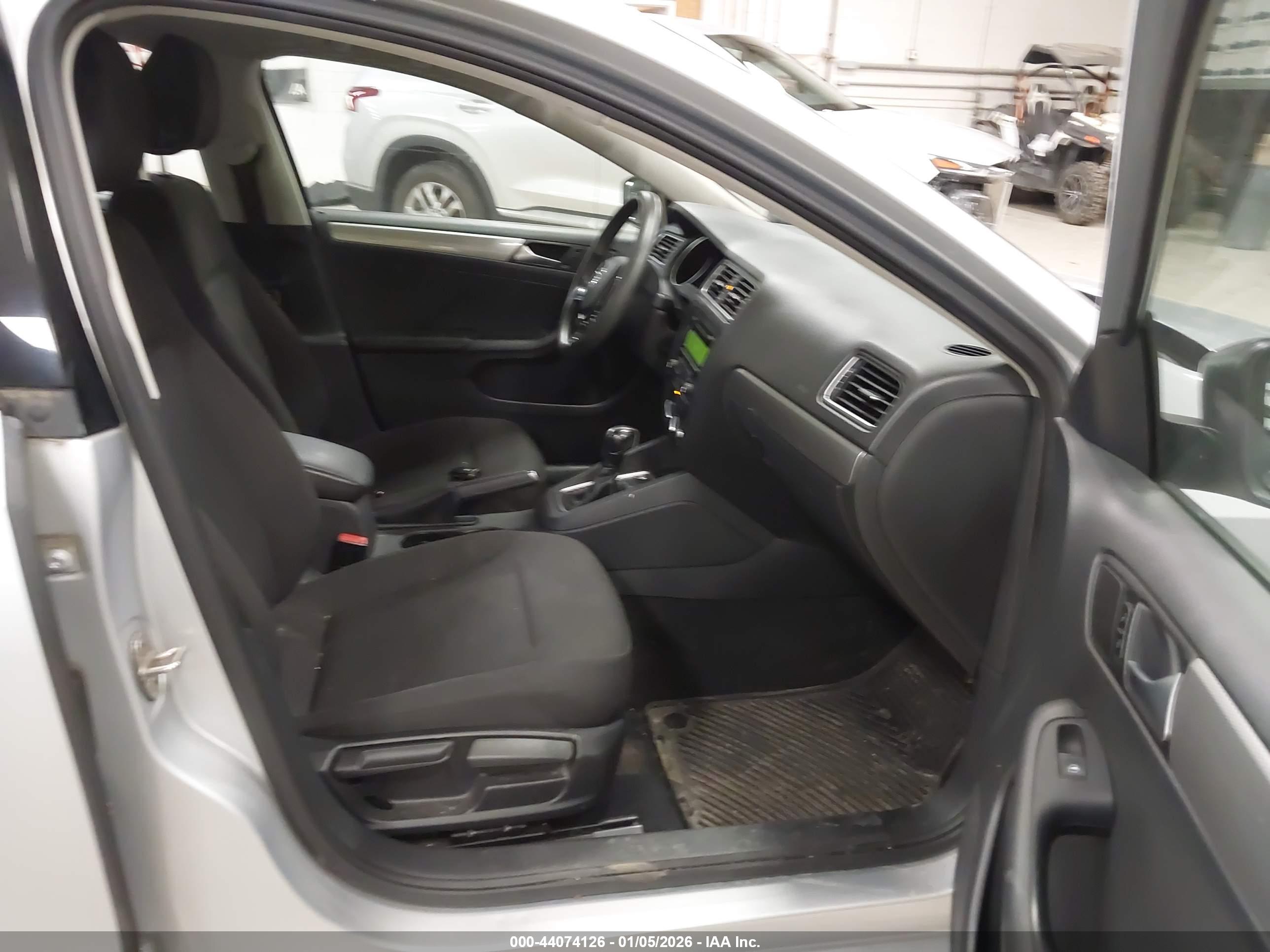 VOLKSWAGEN JETTA image 5