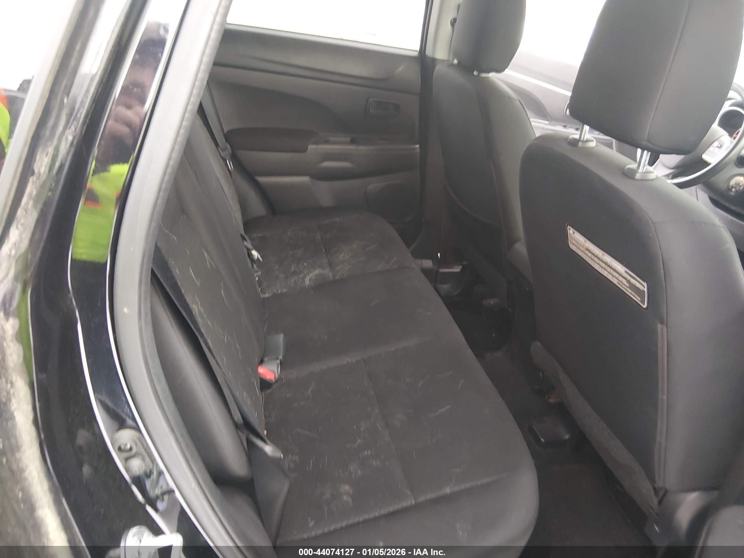 MITSUBISHI OUTLANDER image 8