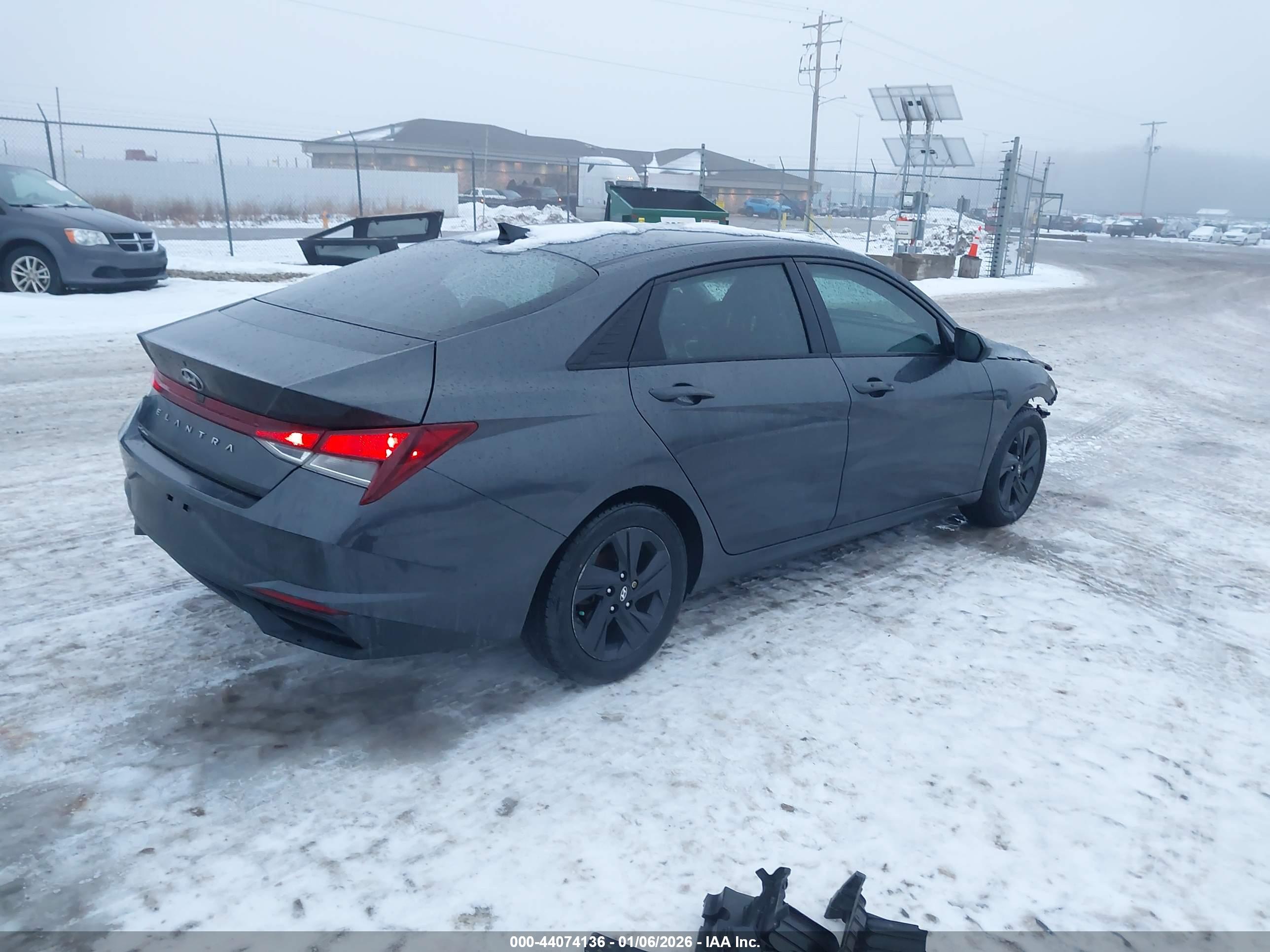 HYUNDAI ELANTRA image 4