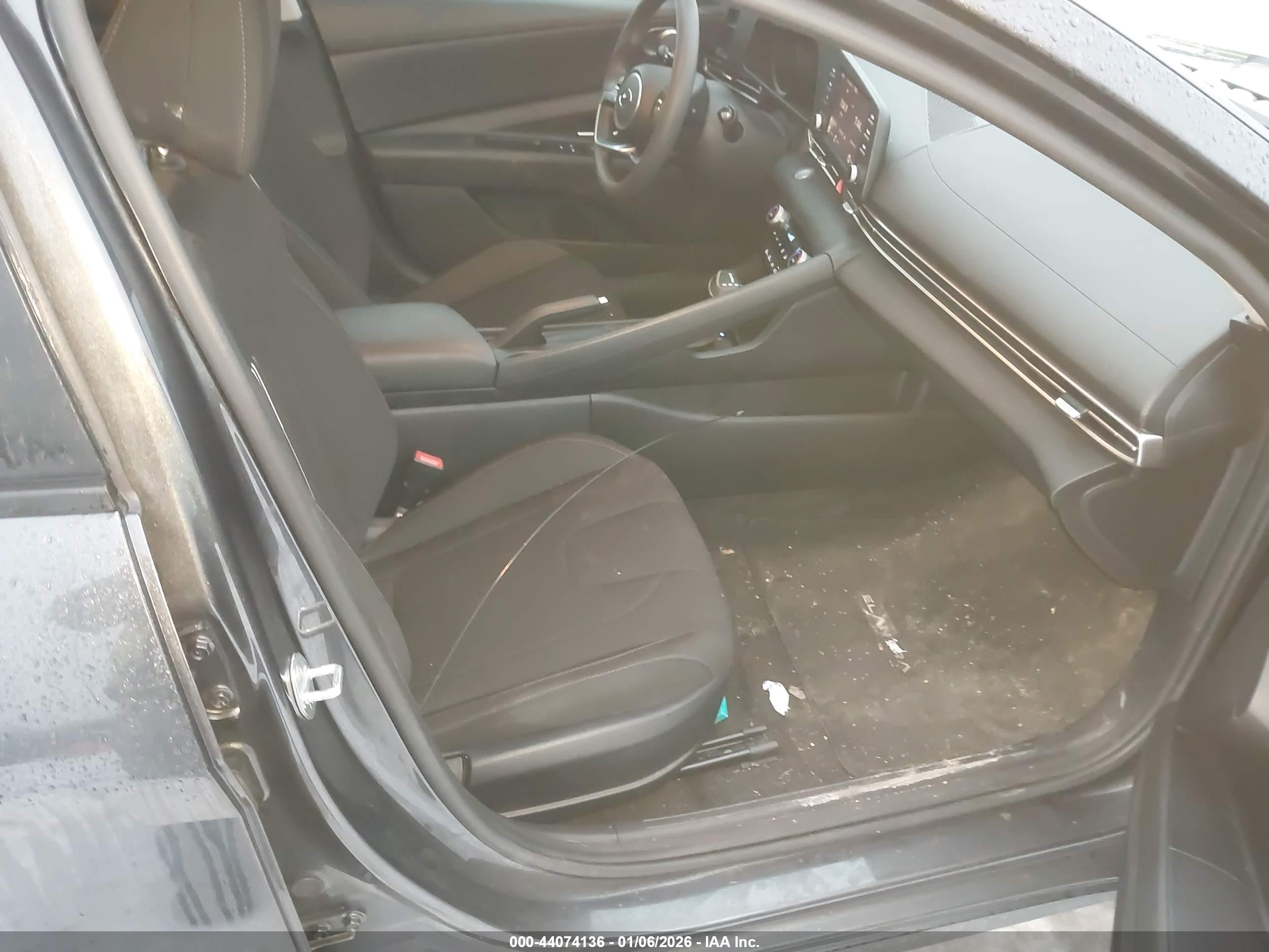 HYUNDAI ELANTRA image 5