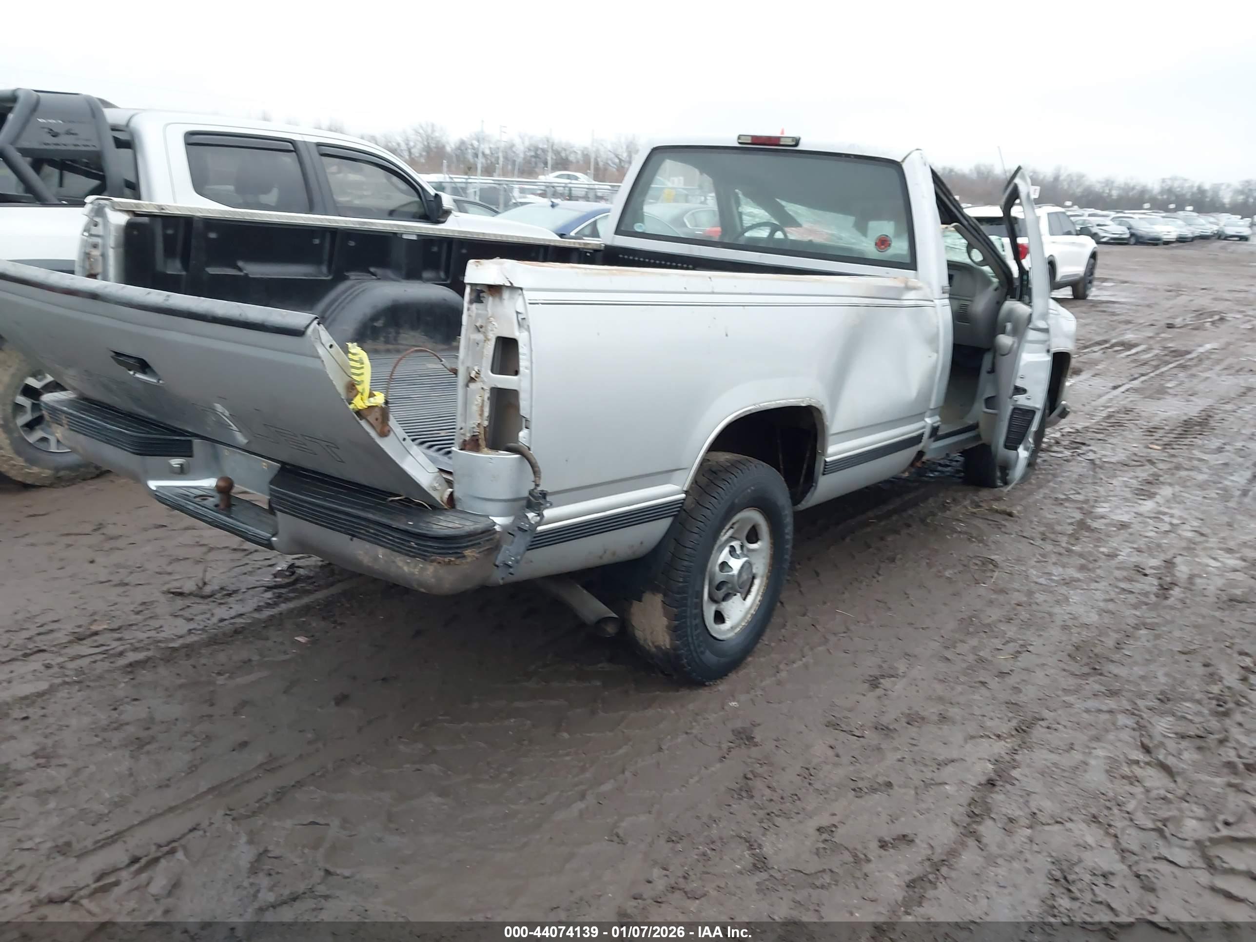 CHEVROLET C2500 image 4
