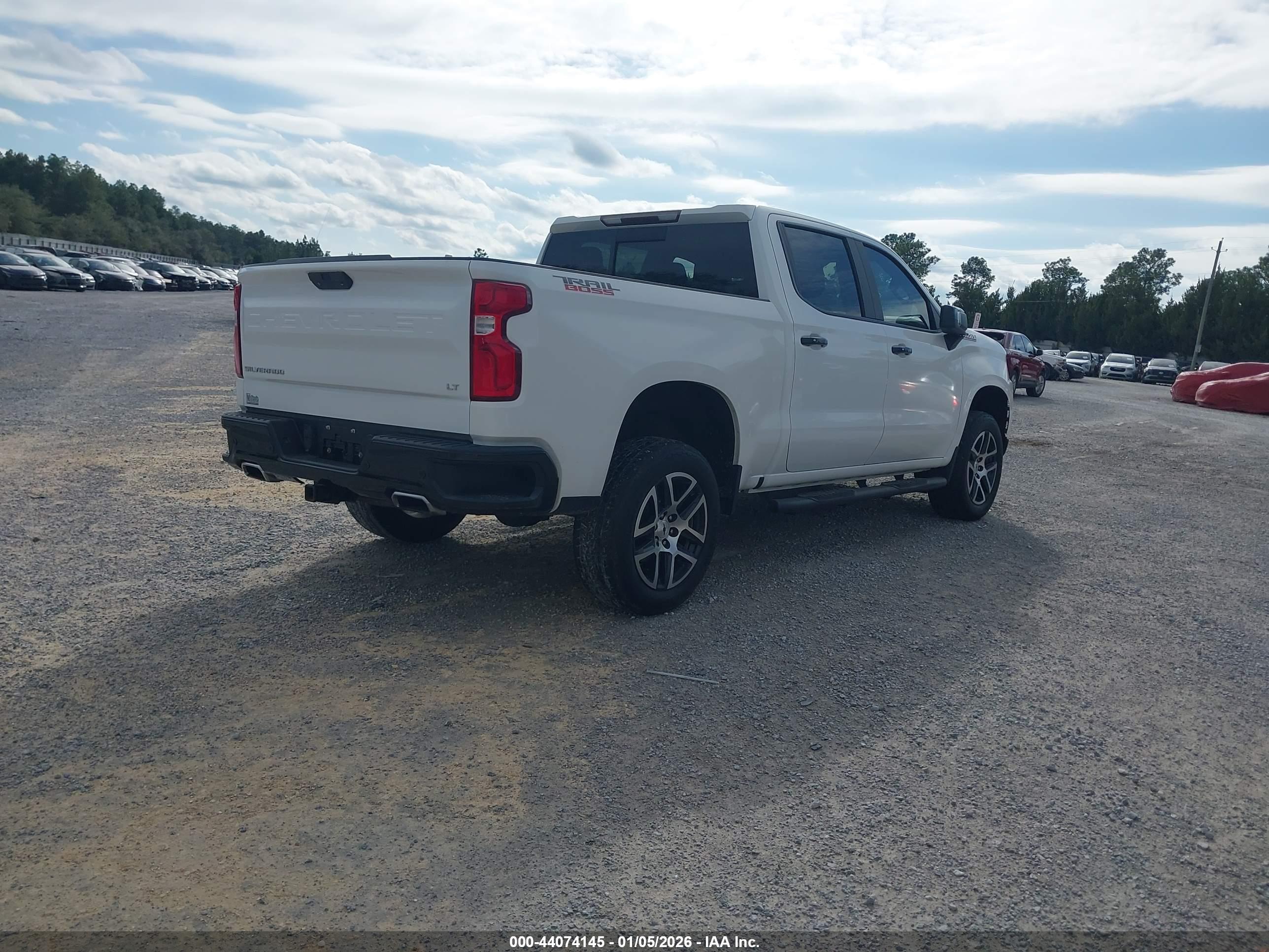 CHEVROLET SILVERADO image 4