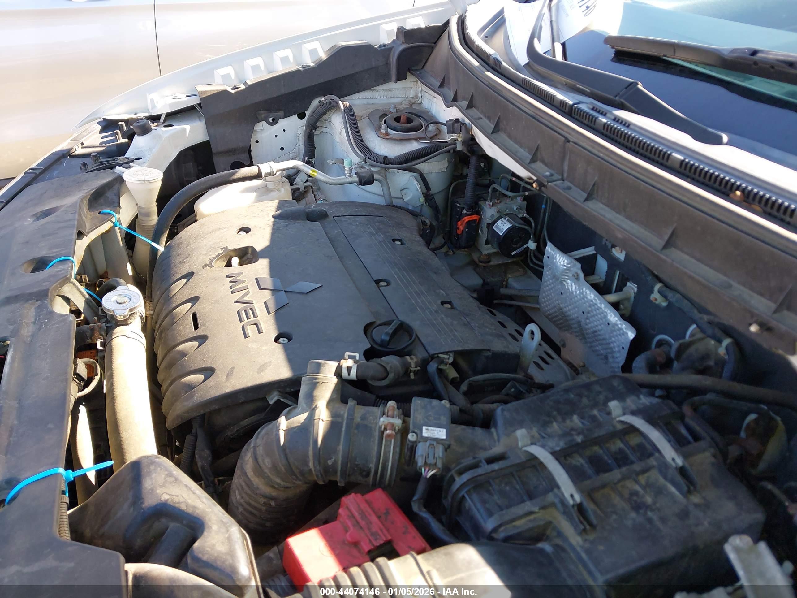 MITSUBISHI OUTLANDER image 10