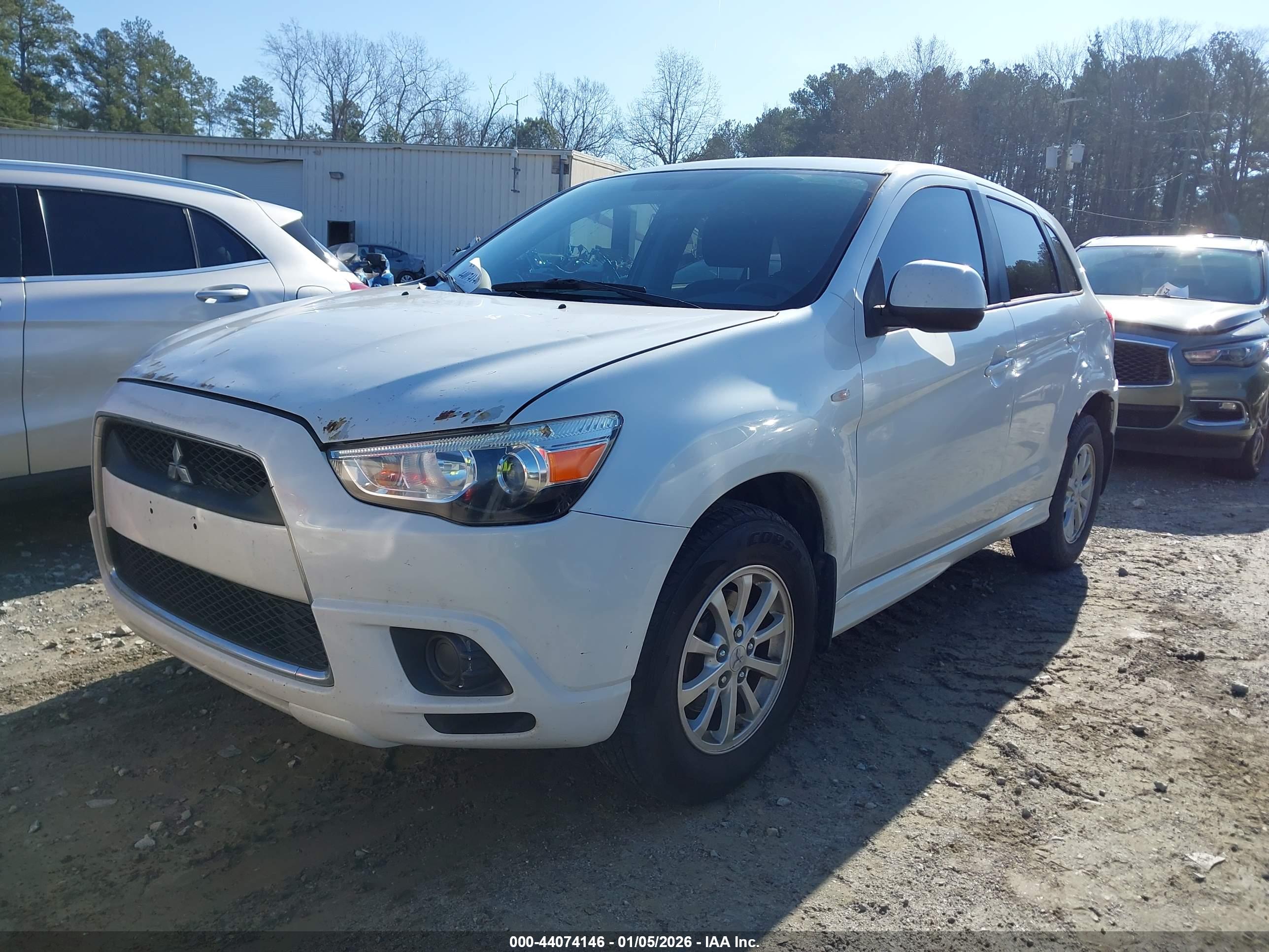 MITSUBISHI OUTLANDER image 2