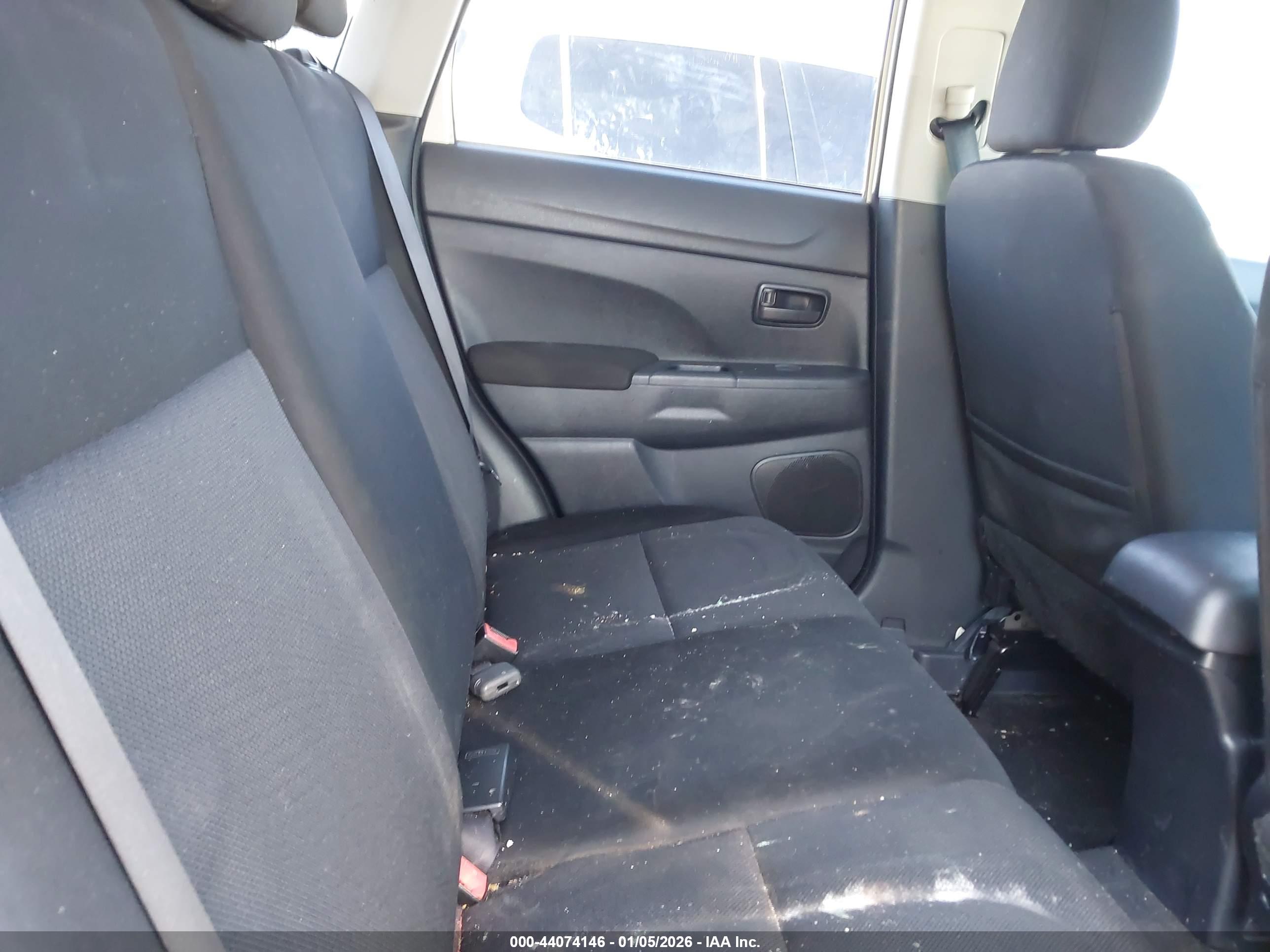 MITSUBISHI OUTLANDER image 8