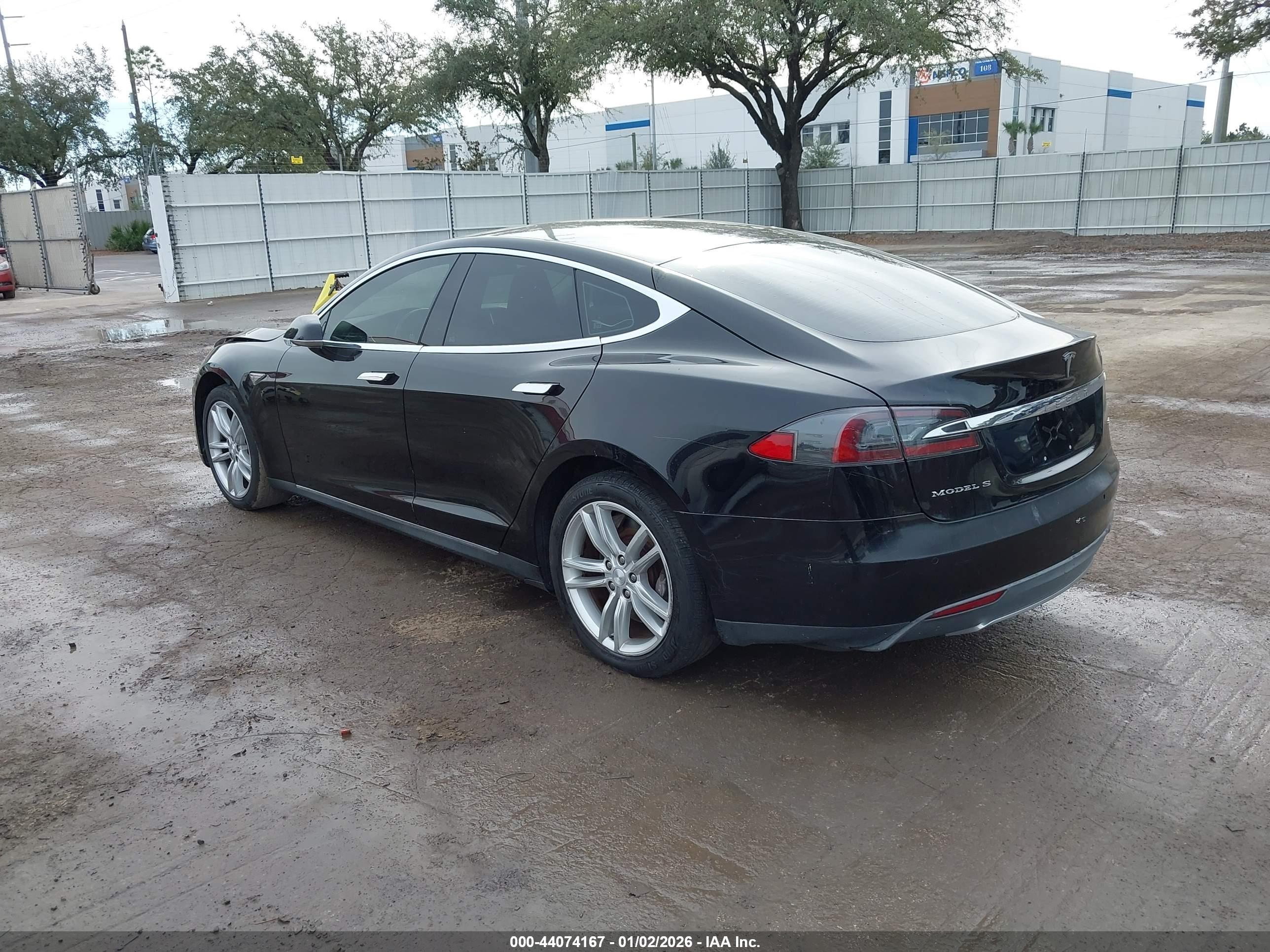 TESLA MODEL image 3