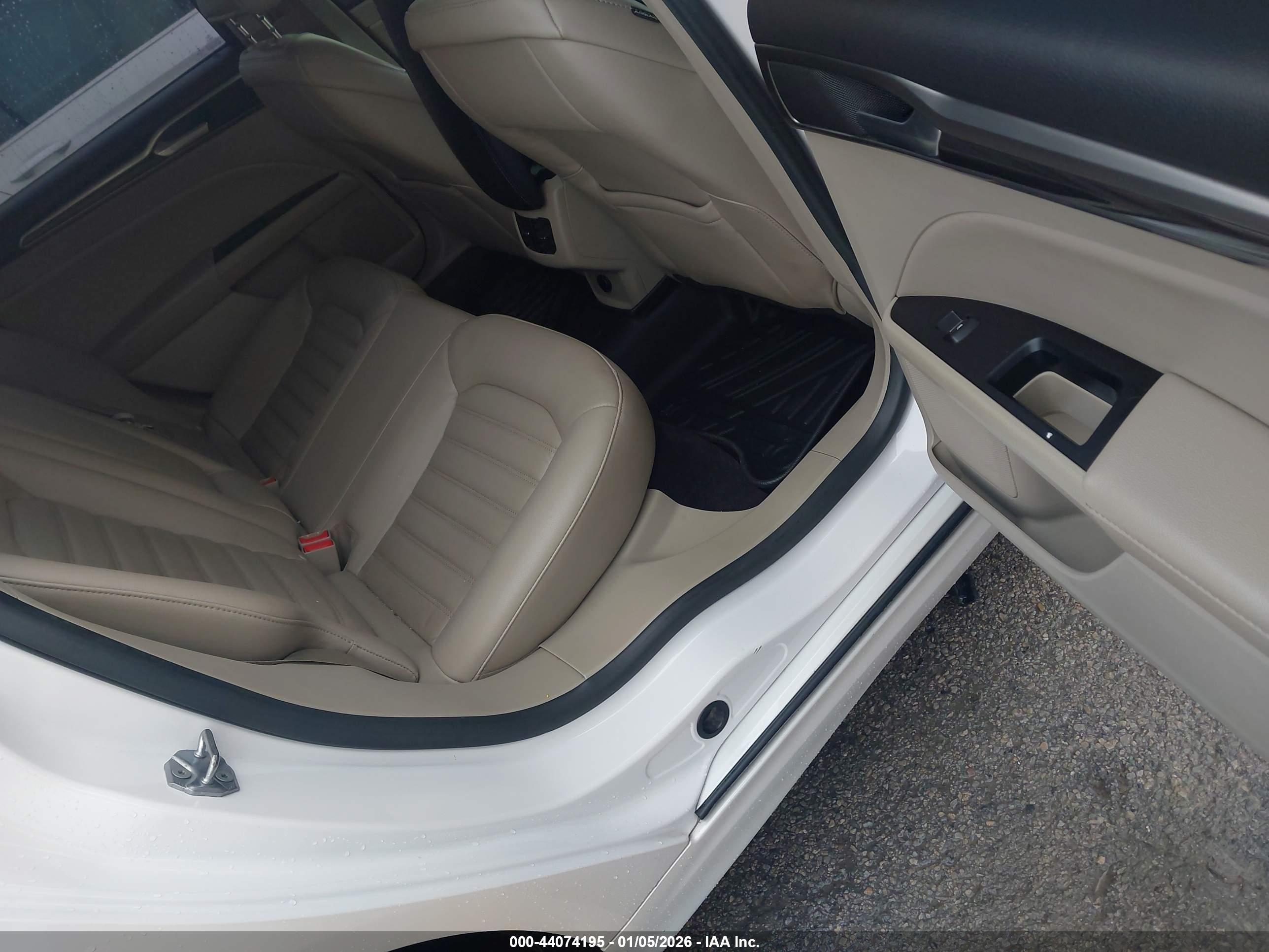 FORD FUSION image 8
