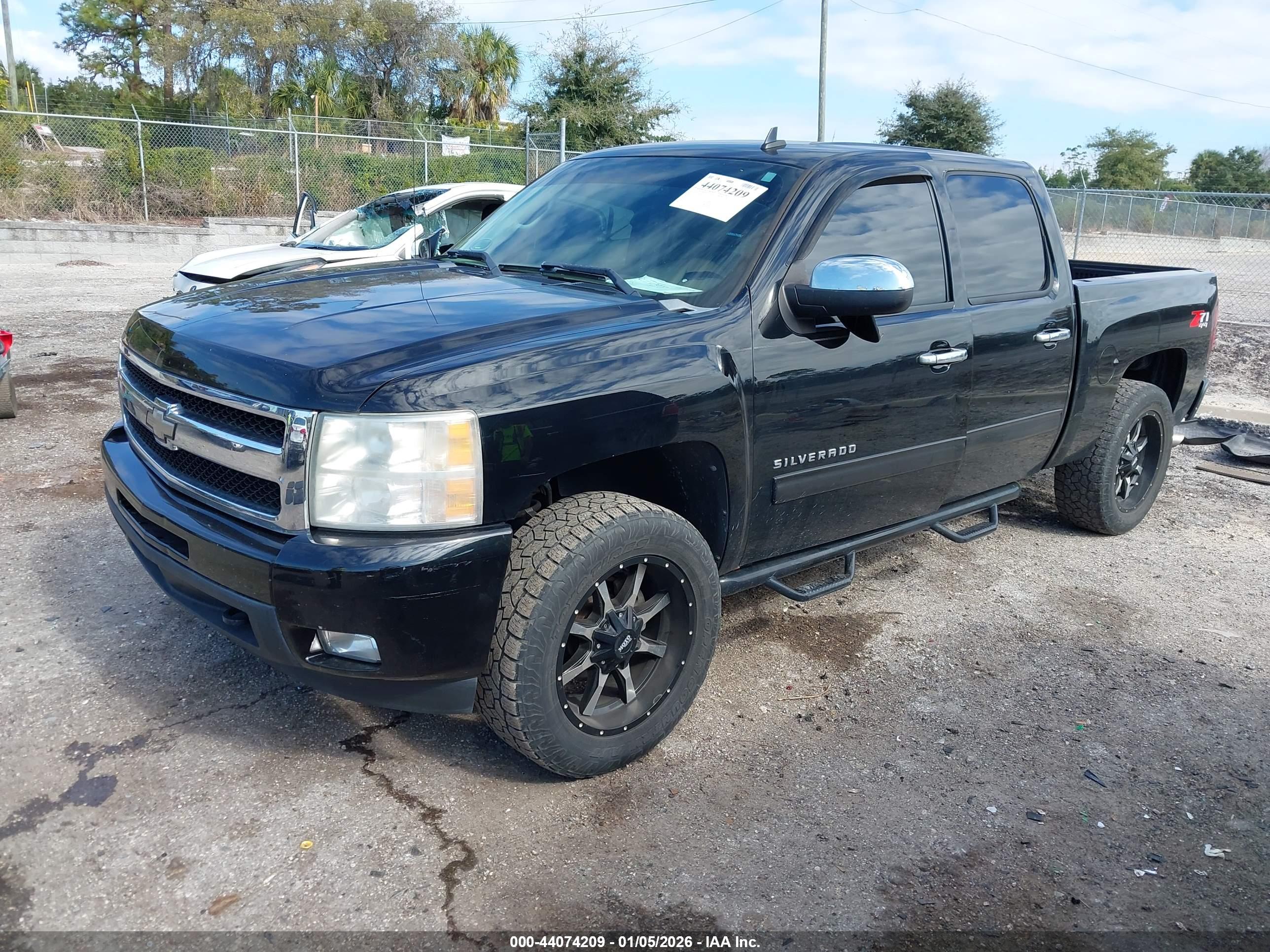 CHEVROLET SILVERADO image 2