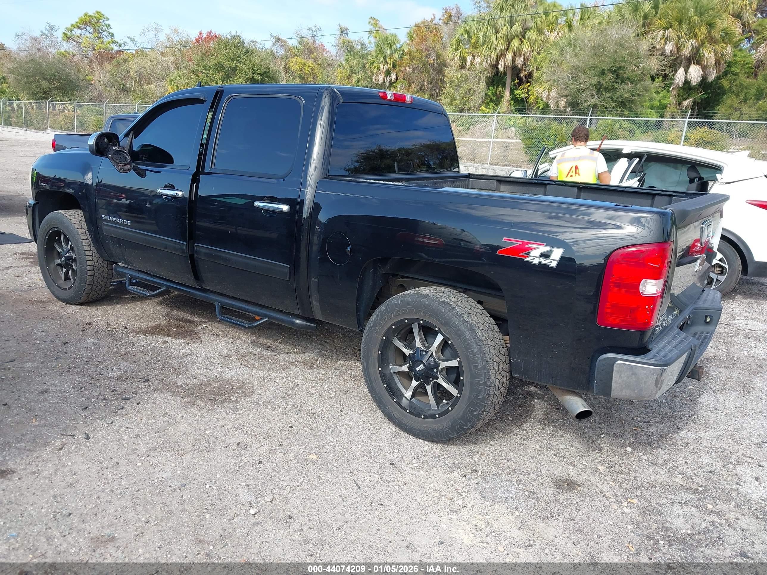 CHEVROLET SILVERADO image 3