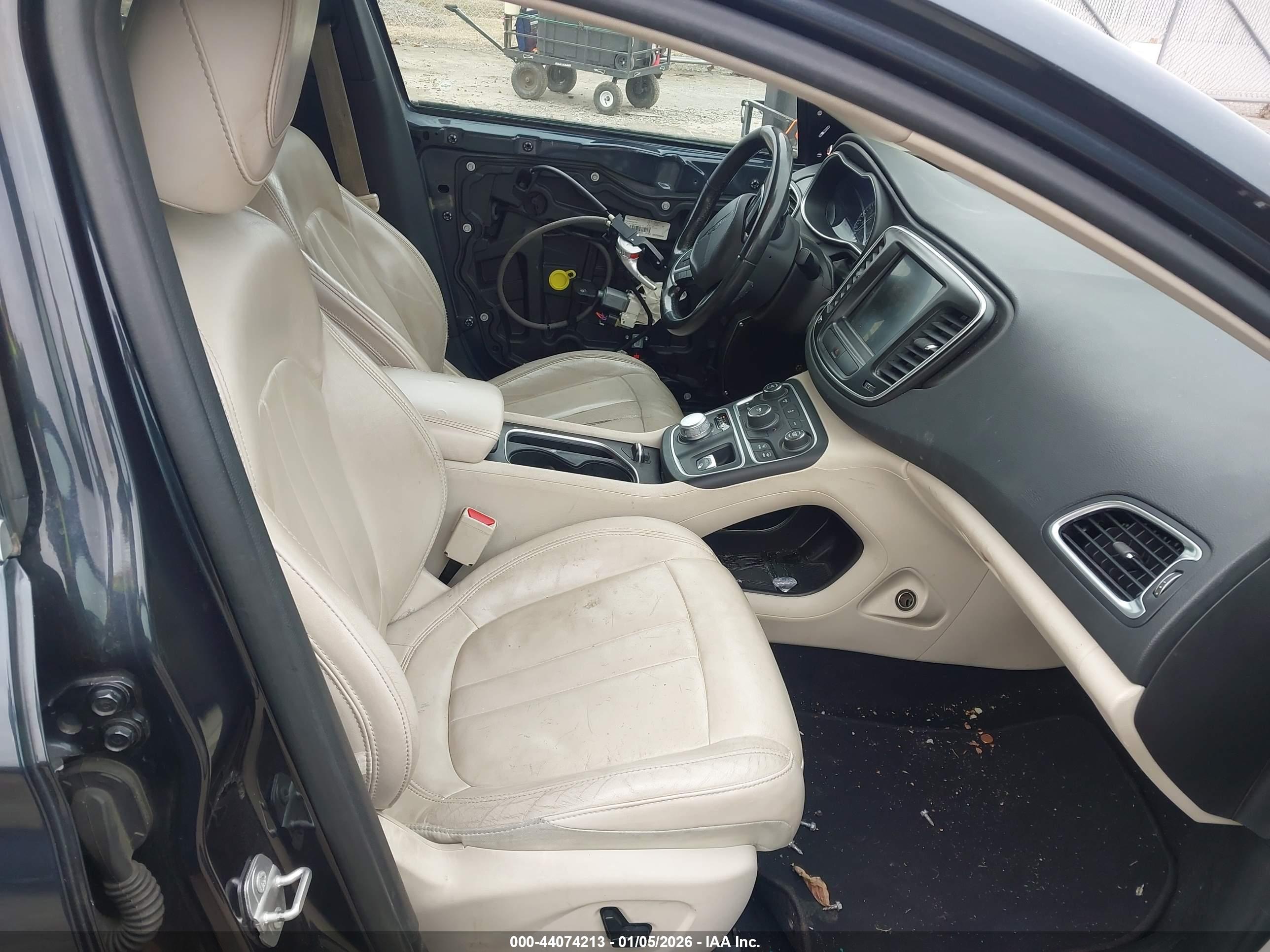 CHRYSLER 200 image 5