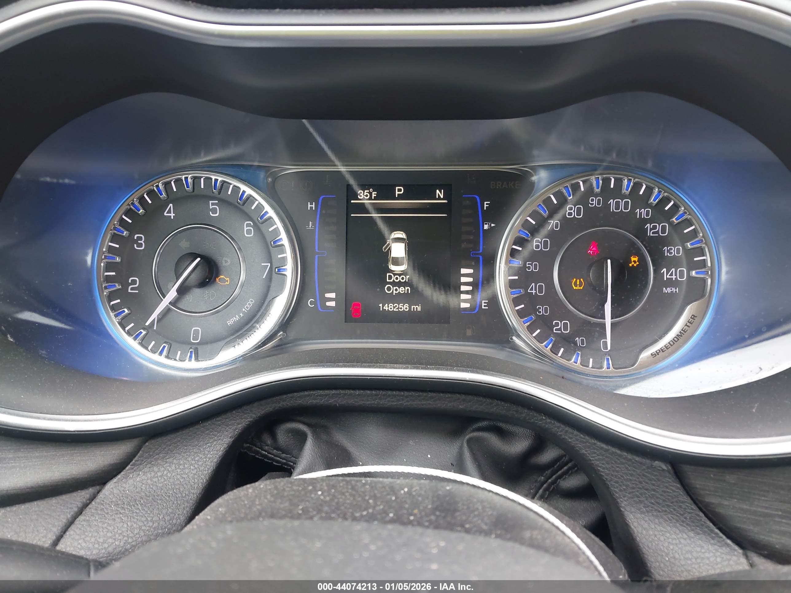 CHRYSLER 200 image 7