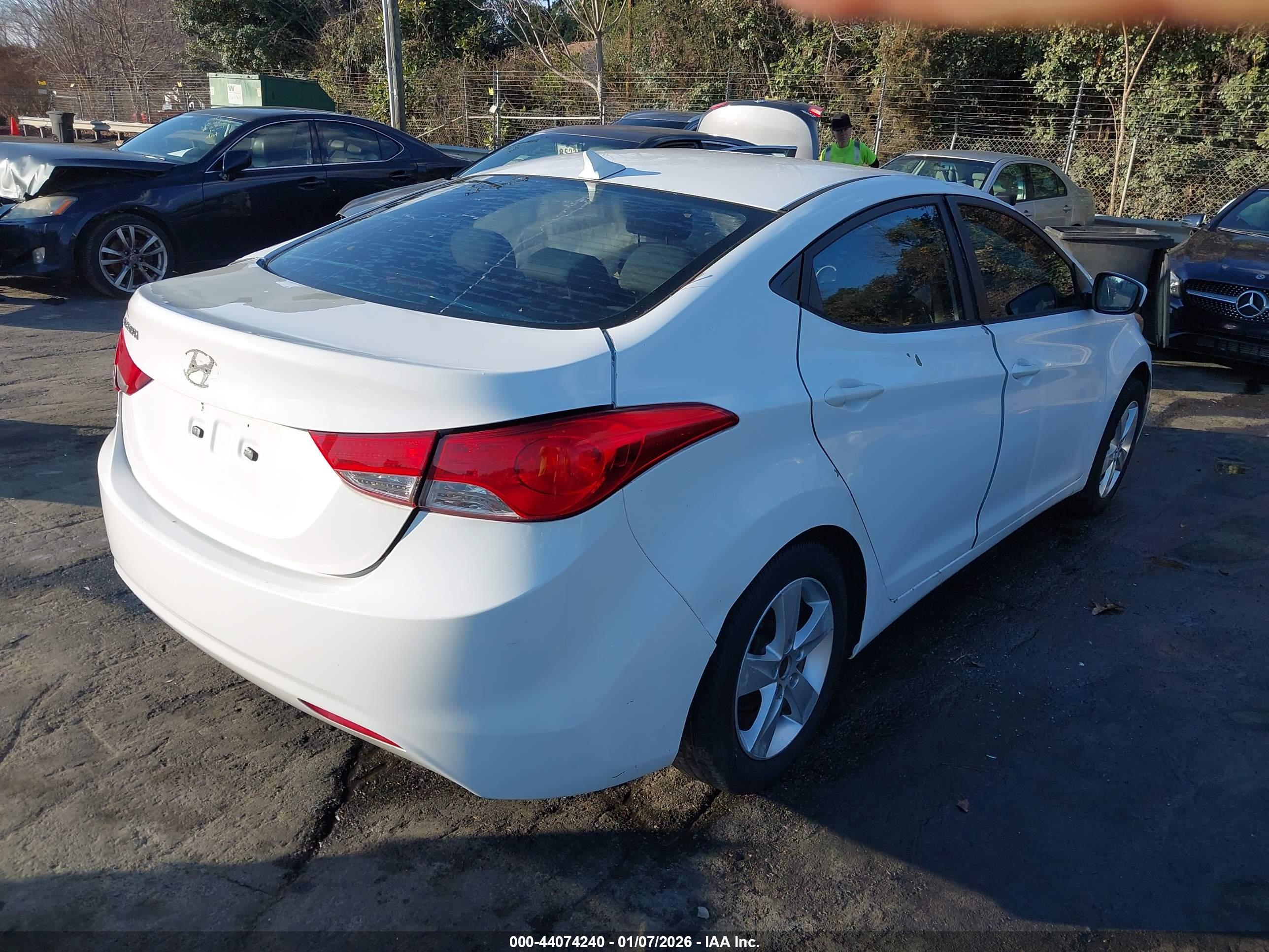 HYUNDAI ELANTRA image 4