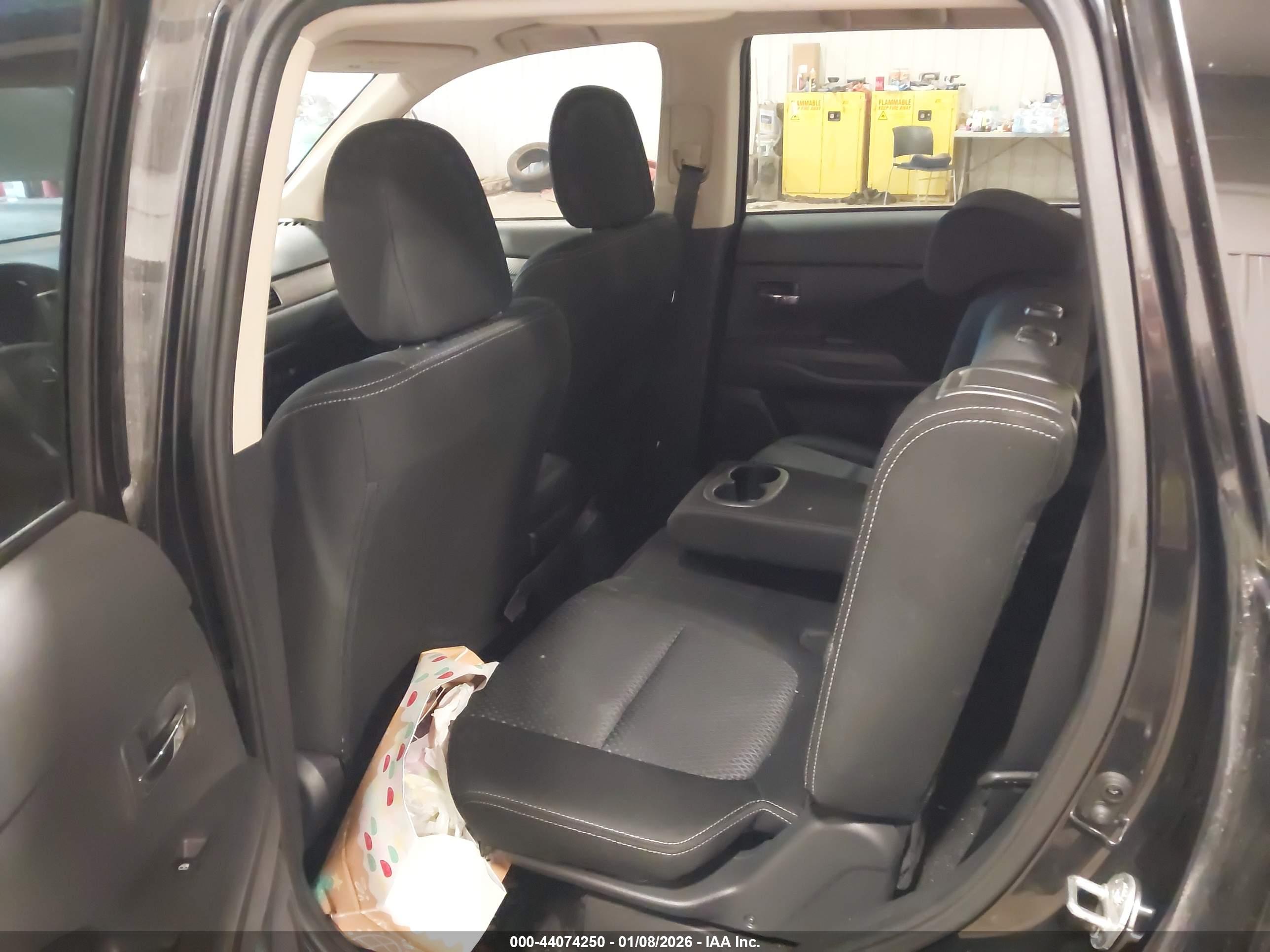 MITSUBISHI OUTLANDER image 8