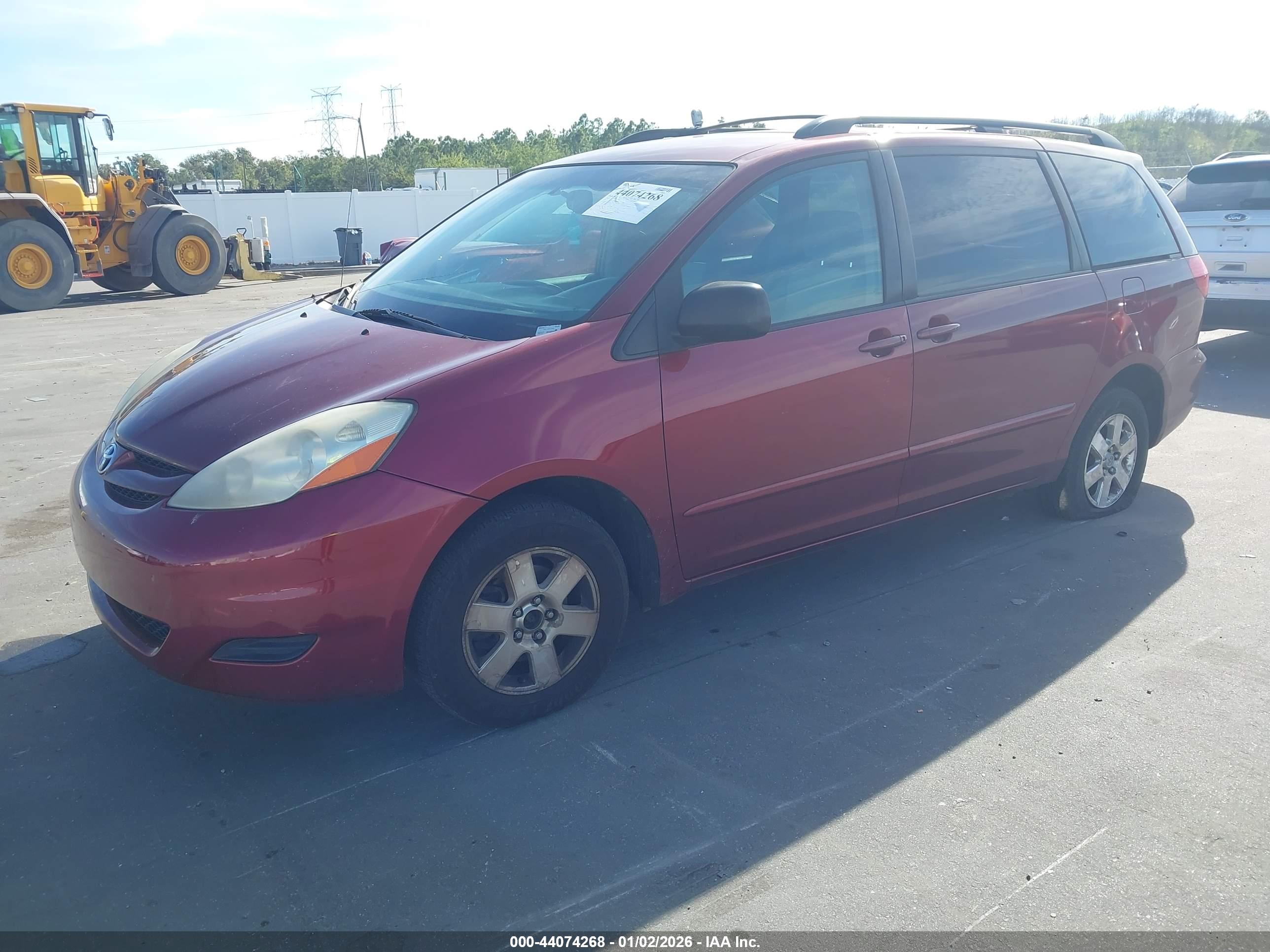 TOYOTA SIENNA image 2
