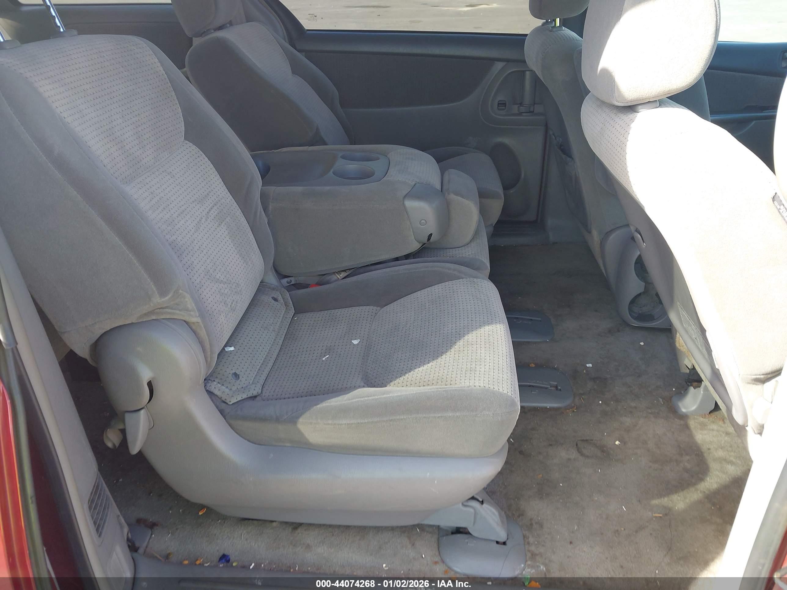 TOYOTA SIENNA image 8