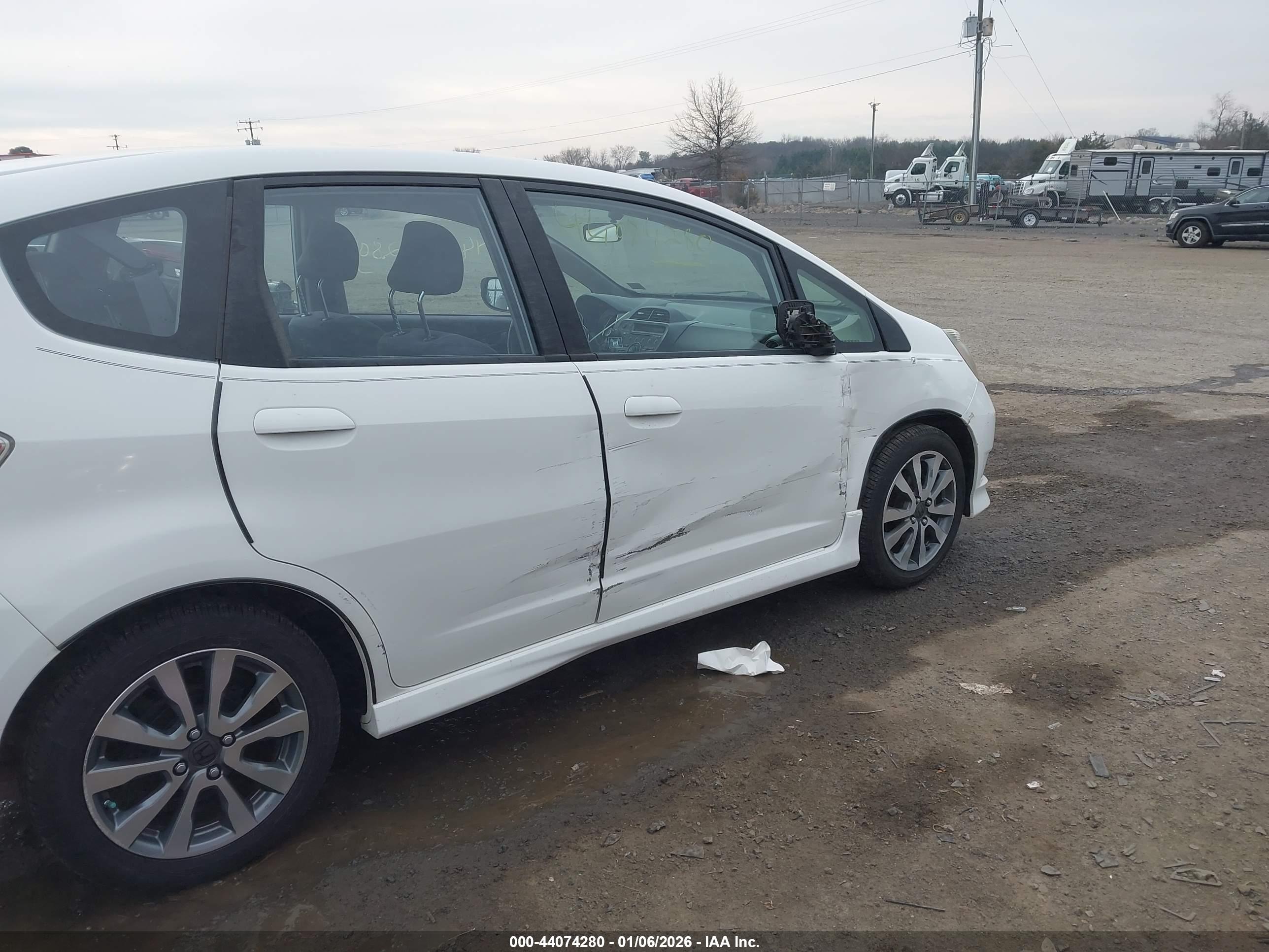HONDA FIT image 6