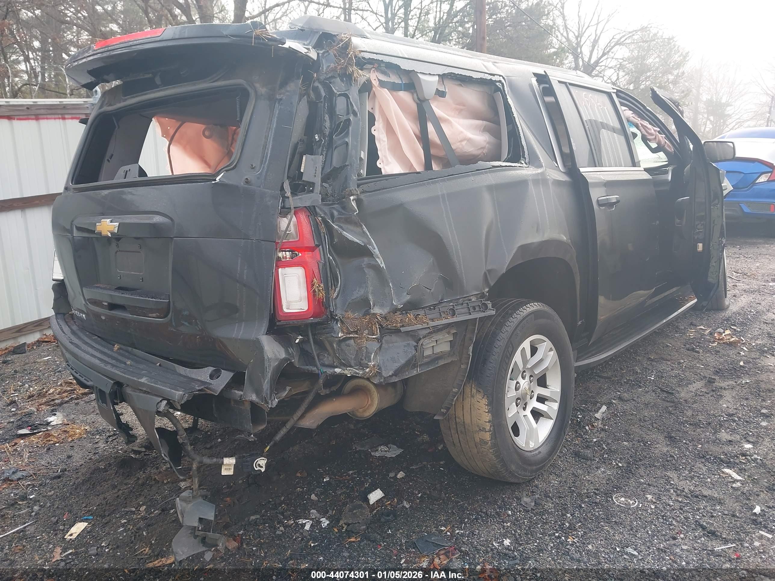 CHEVROLET SUBURBAN image 4