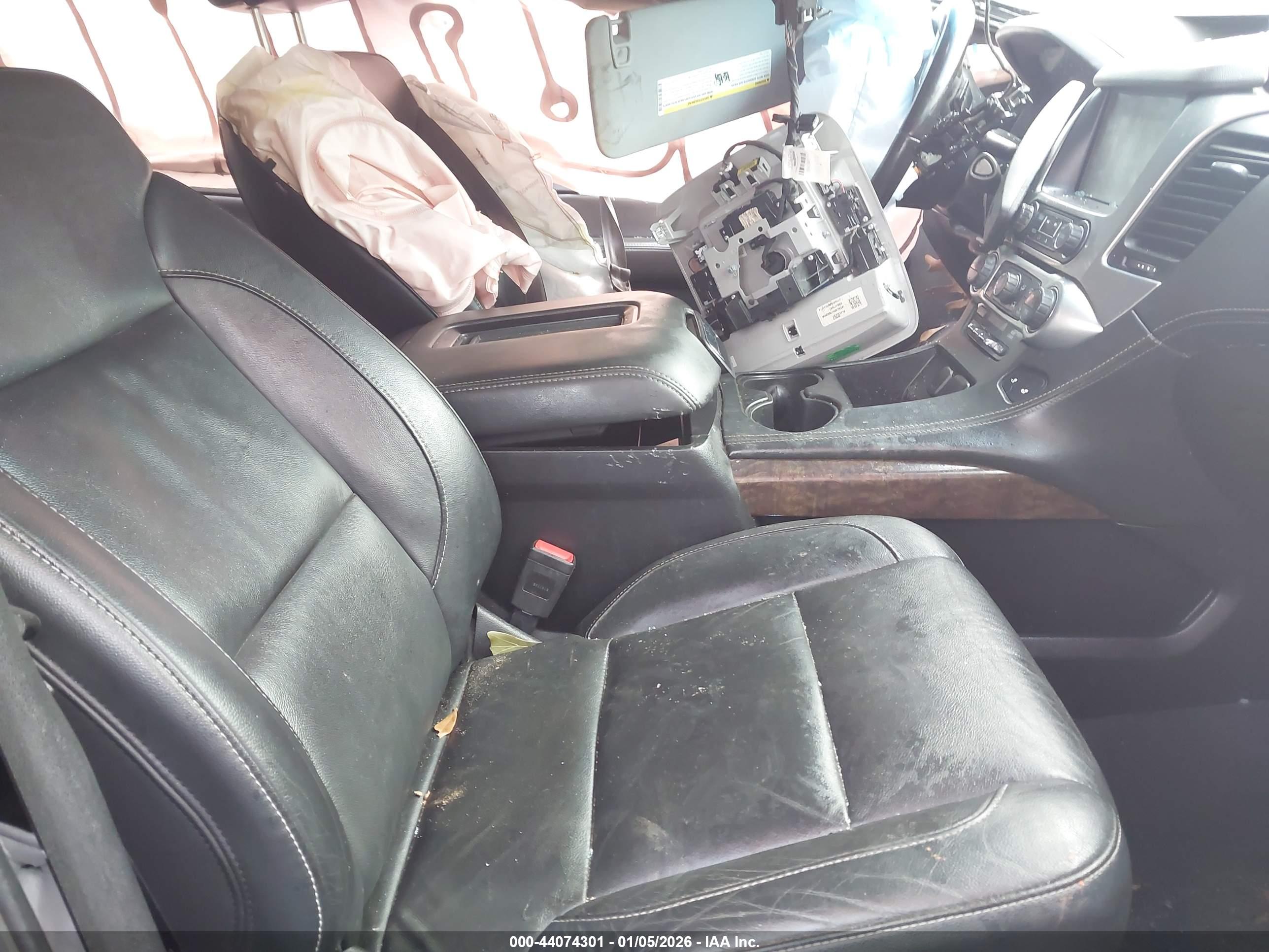 CHEVROLET SUBURBAN image 5