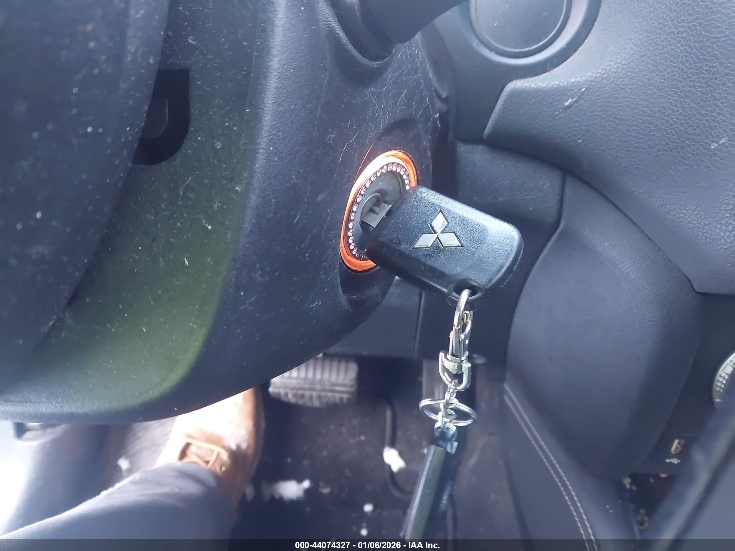 MITSUBISHI OUTLANDER image 11