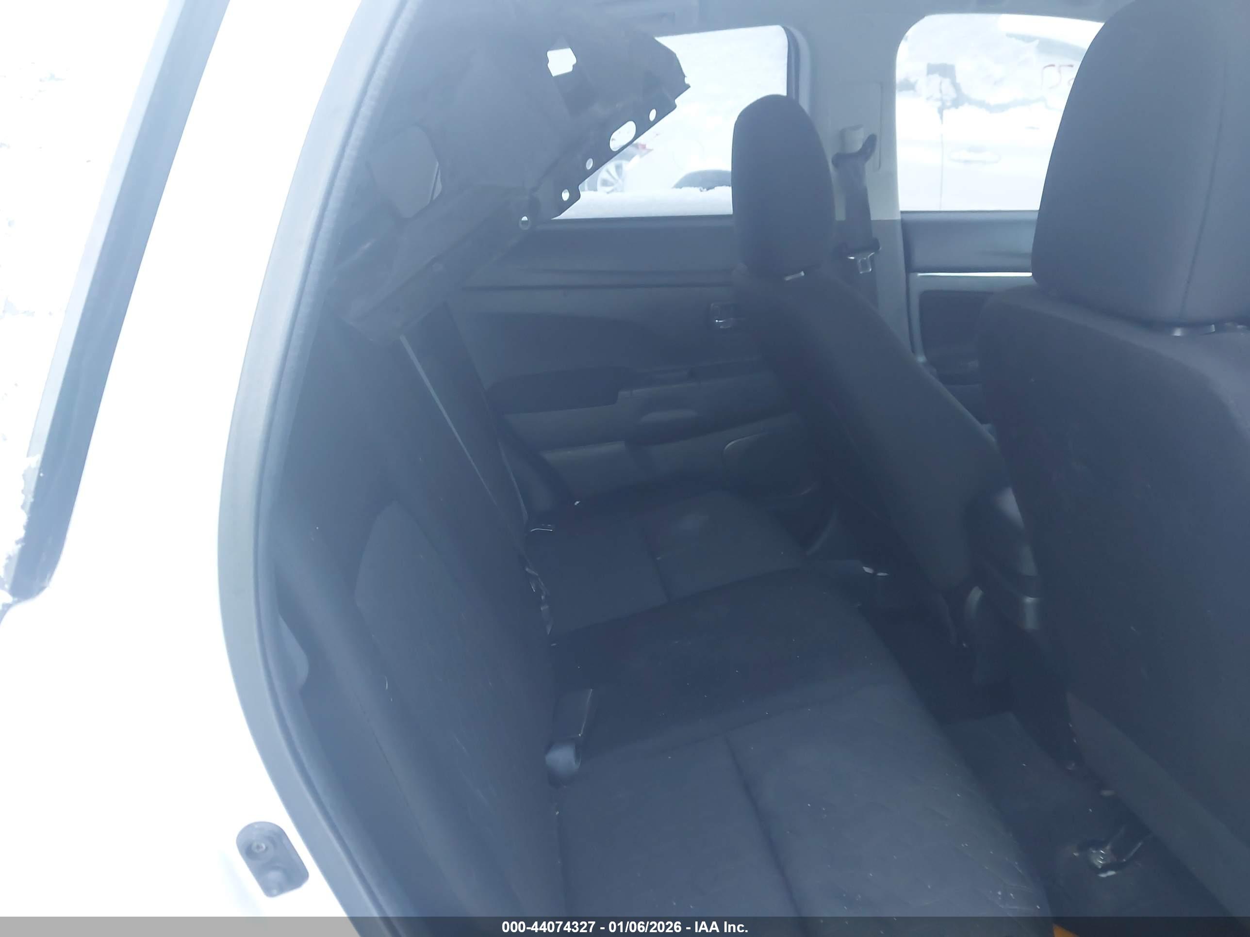 MITSUBISHI OUTLANDER image 8